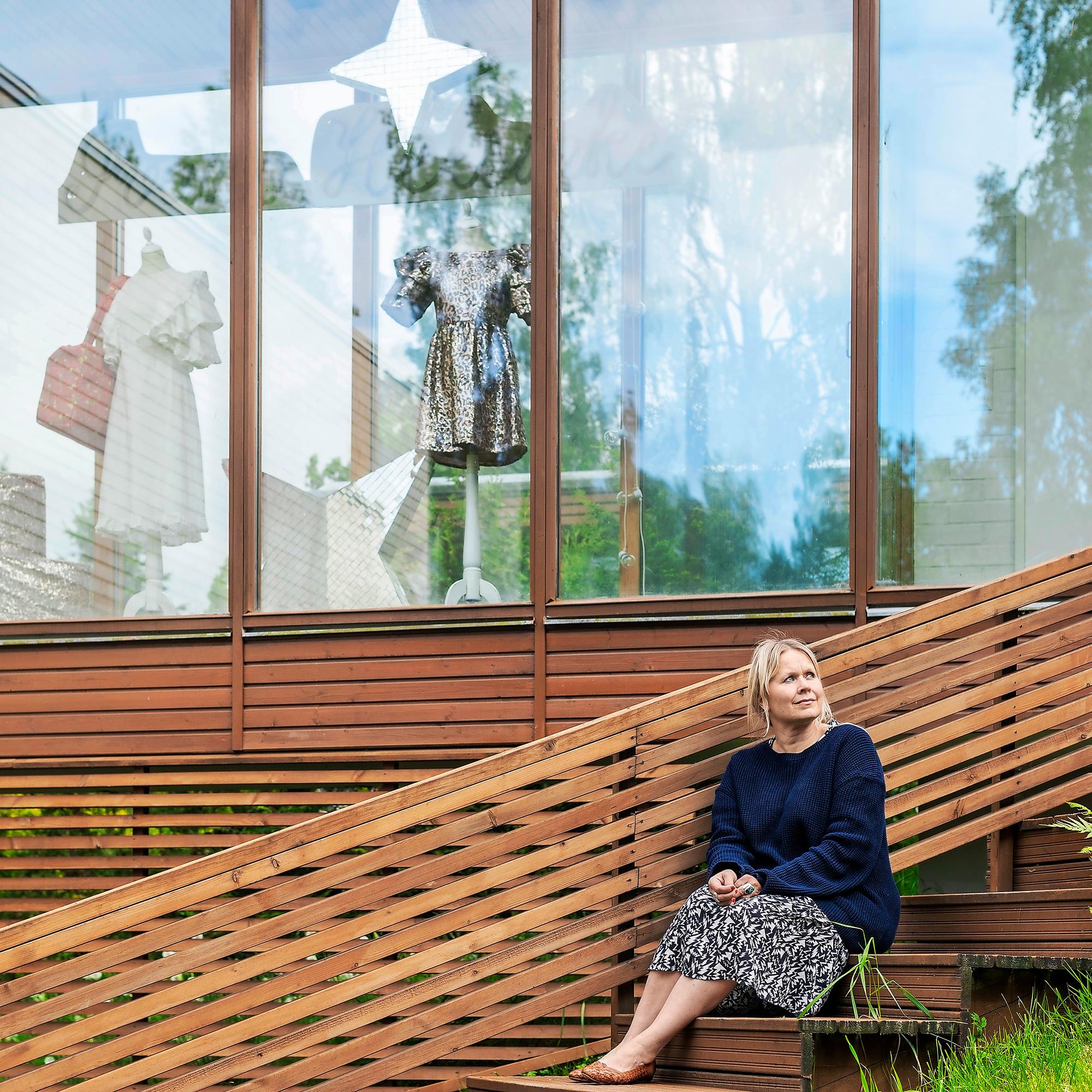 Paola Suhonen haaveili teininä salaperäisestä unelmatalosta, nyt sen lasikäytävässä loistaa Ivana Helsingin logo – kurkista näyttävään ateljeehen!