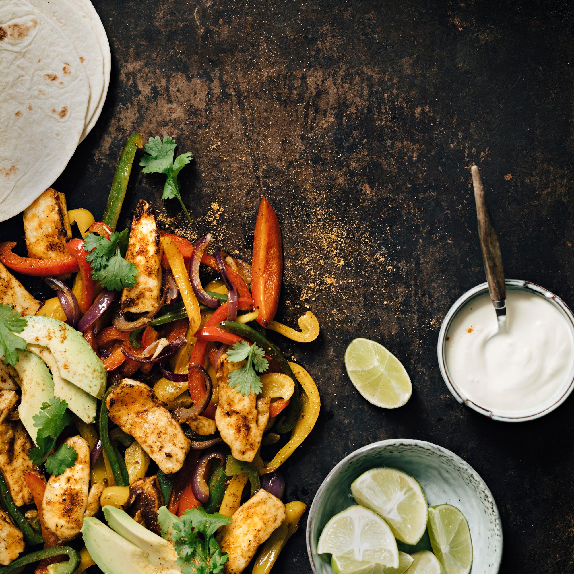 Yhden pellin halloumi-fajitas – arjen paras texmex-ateria valmistuu uunissa ja pitää tiskivuoren pienenä