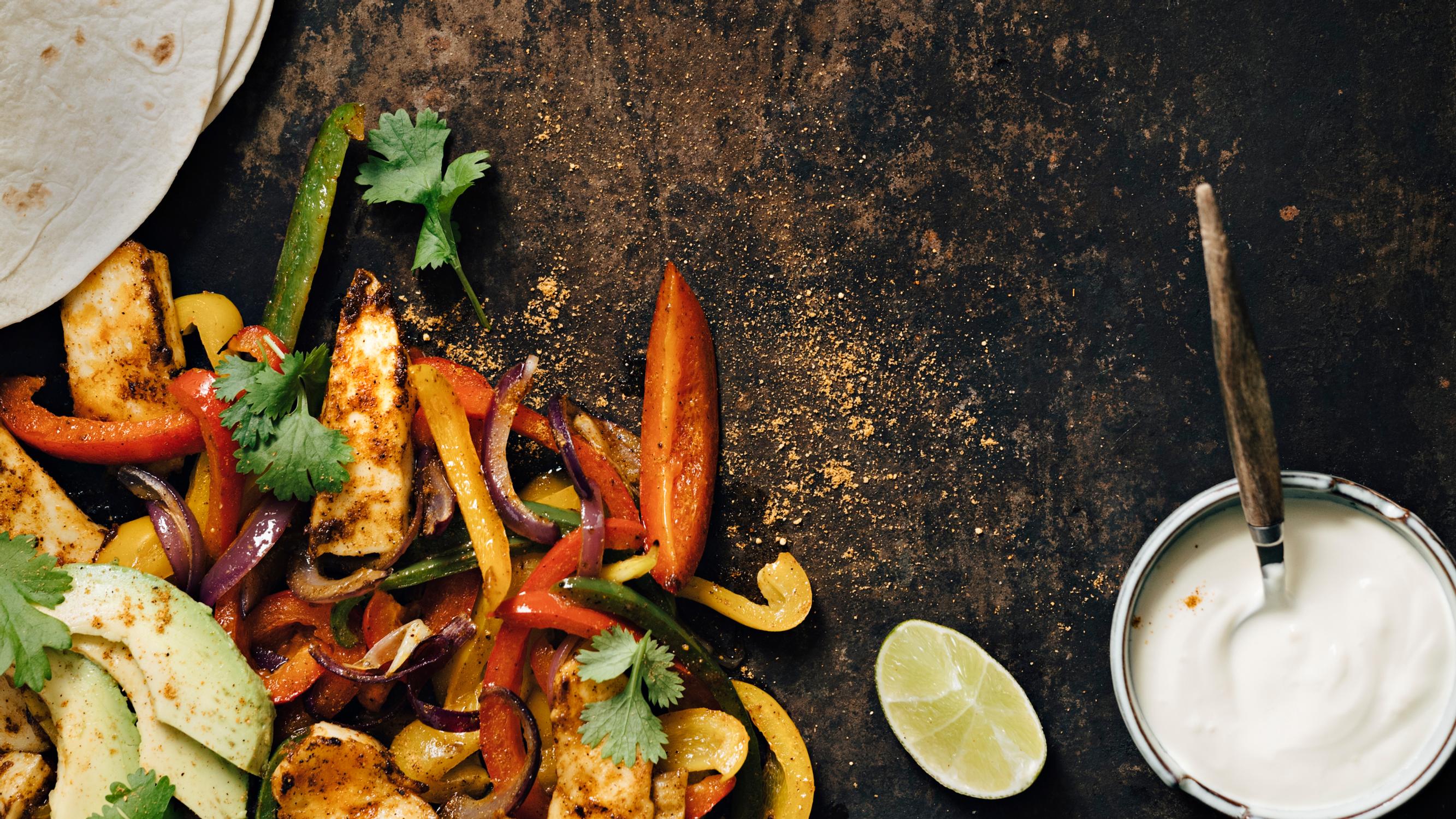 Yhden pellin halloumi-fajitas – arjen paras texmex-ateria valmistuu uunissa ja pitää tiskivuoren pienenä