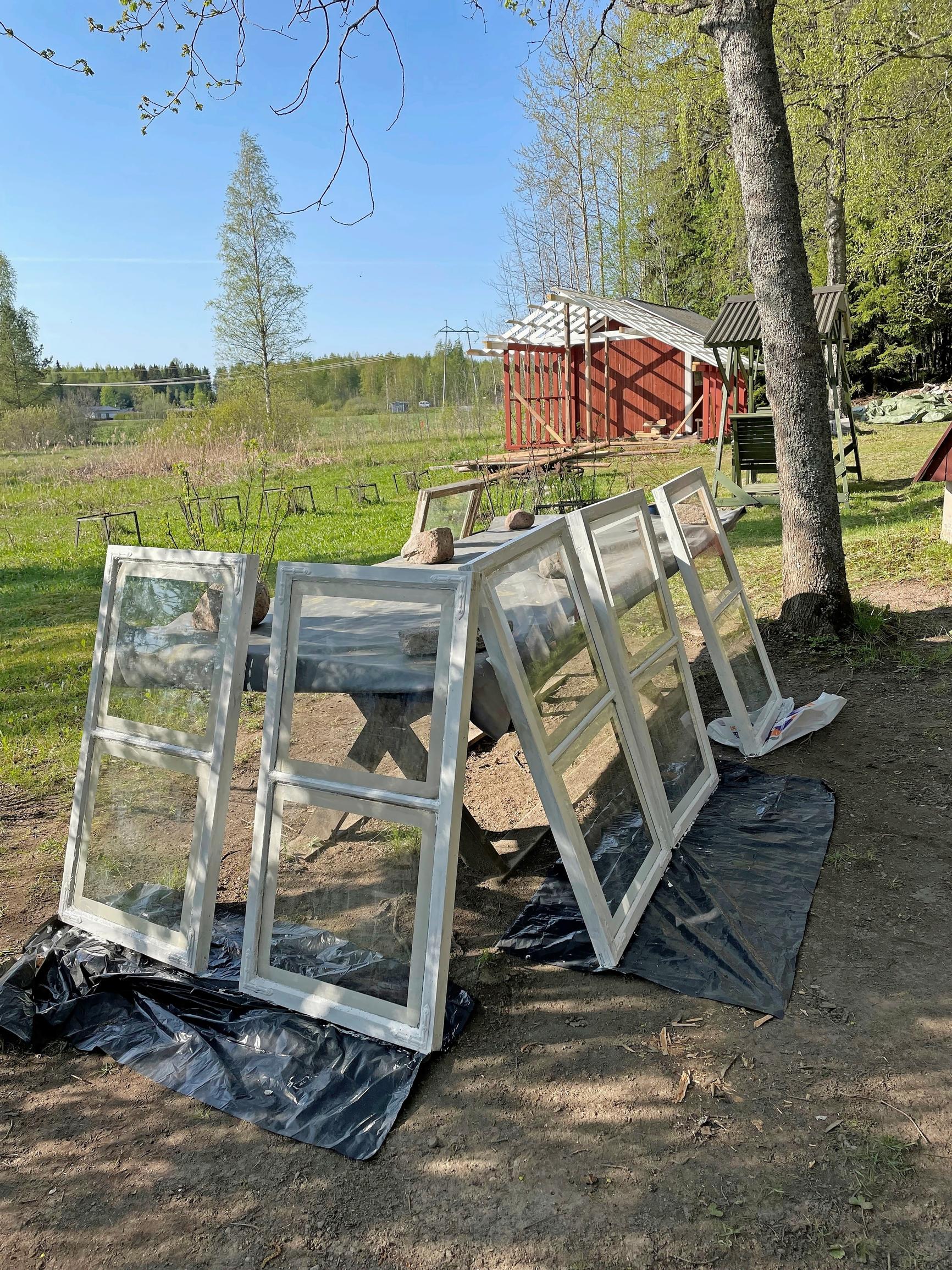 valkoisia ikkunanpokia nojaamassa ulkona pöytää vasten