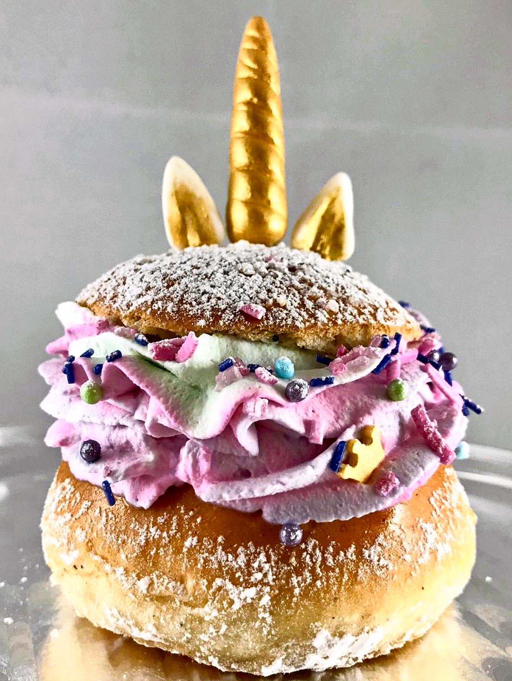 Yksisarvislaskiaispulla violetilla täytteellä ja värikkäillä strösseleillä