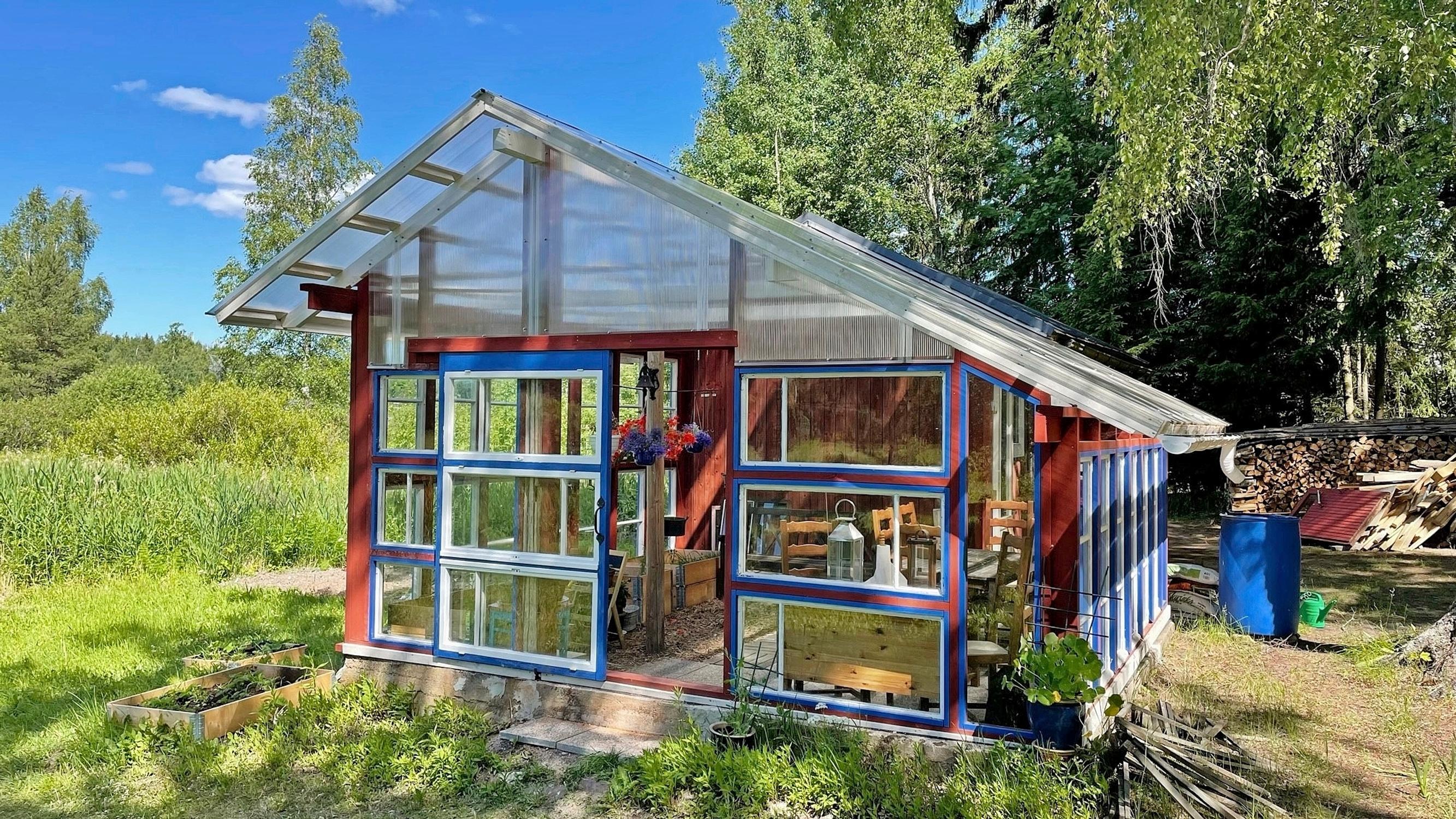 29 ikkunaa ja 200 työtuntia! Näin syntyi Leenan ja Jukan unelmien kesähuone, yllätyksistä huolimatta: ”Taivaalta tuli toukokuussakin räntää”