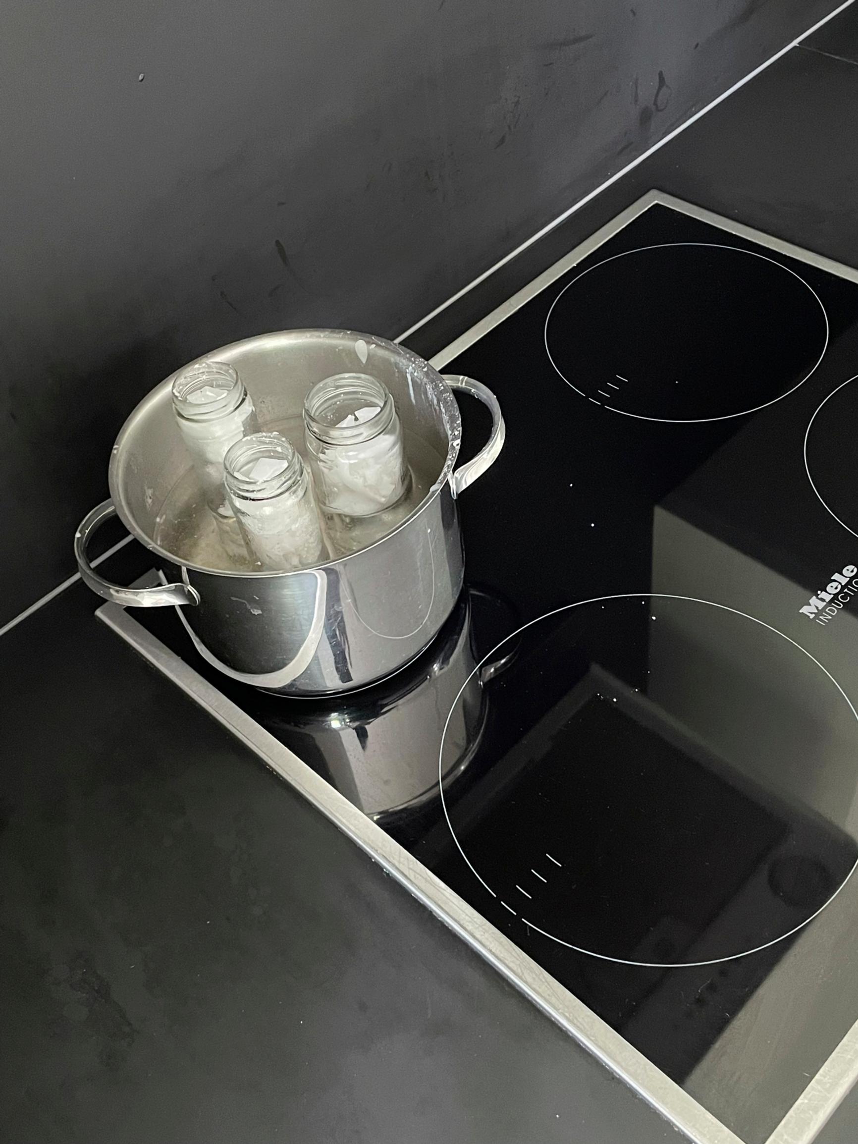 Kynttiläjämien sulattamista uudeksi massaksi