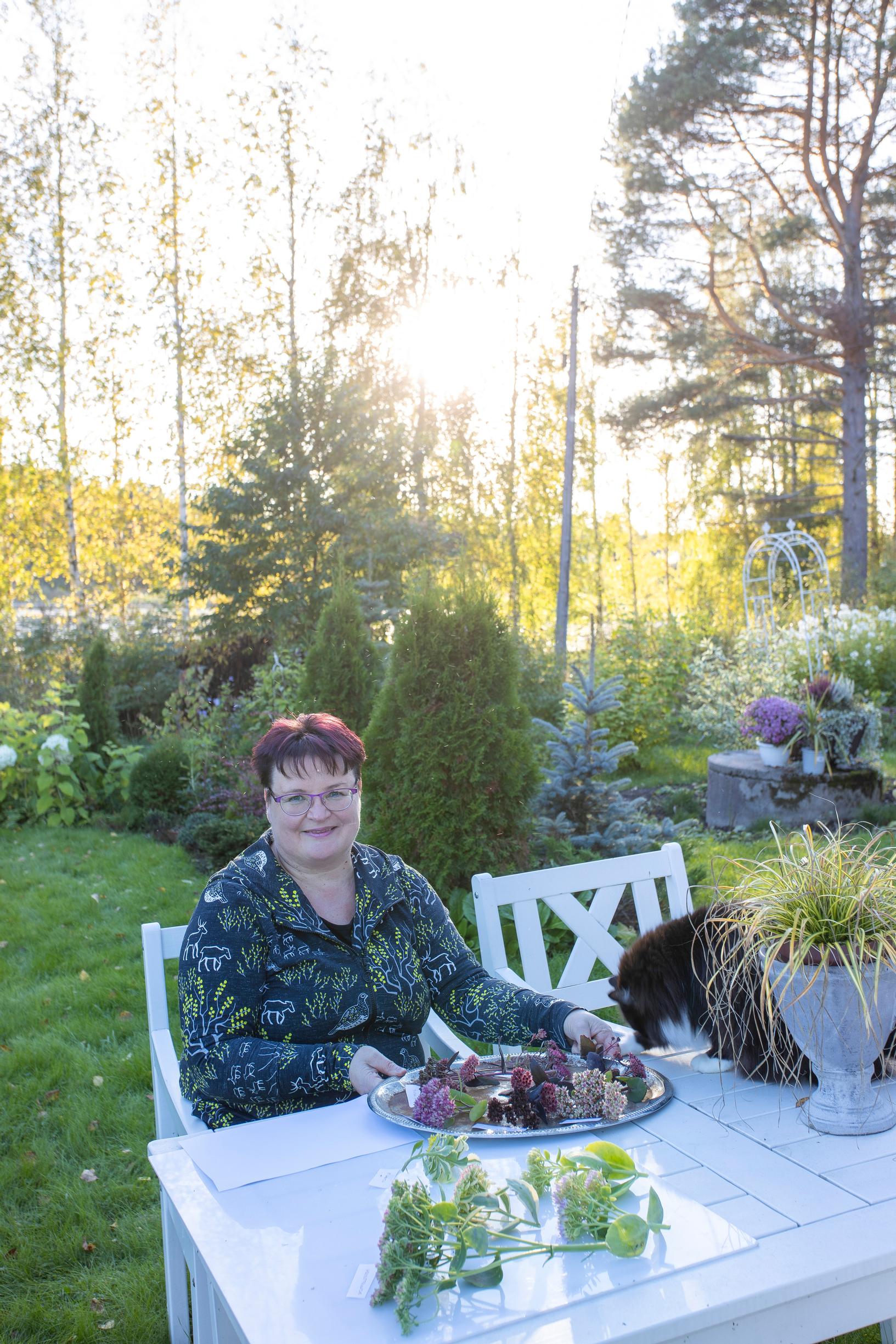 Sirpa Piiroinen puutarhassaan