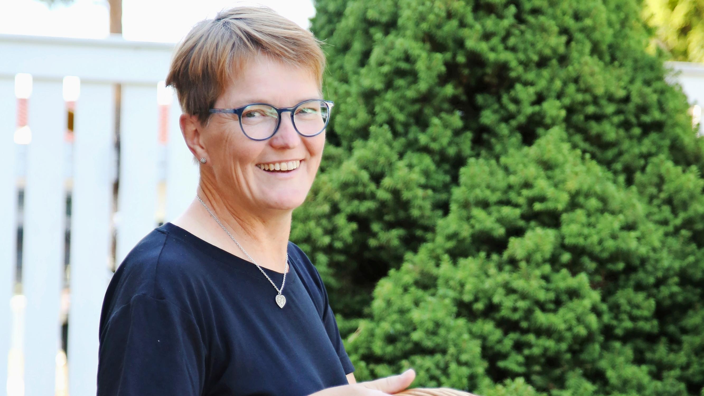Annika värjää itse neulelankansa: ”Osa langoistani on niin herkullisia, että pidän niitä korissa olohuoneen pöydällä enkä raatsi tehdä mitään”