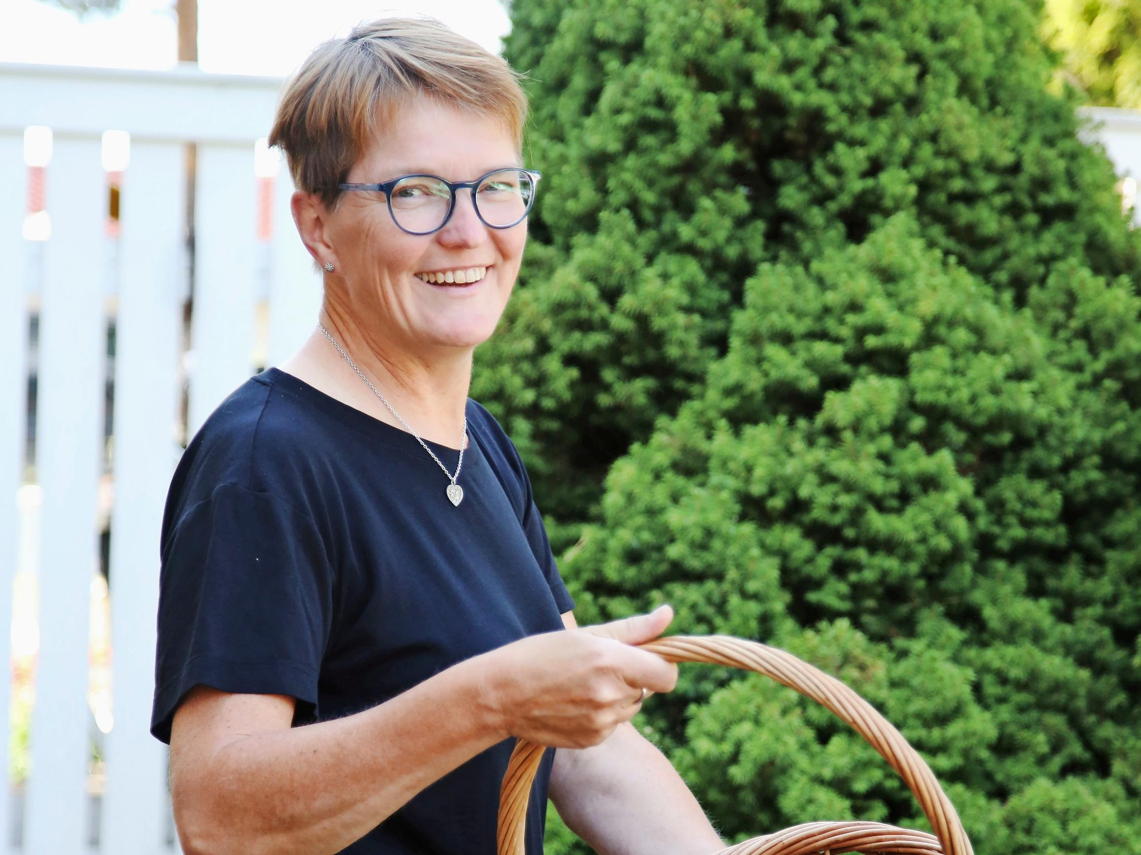 Annika värjää itse neulelankansa: ”Osa langoistani on niin herkullisia, että pidän niitä korissa olohuoneen pöydällä enkä raatsi tehdä mitään”