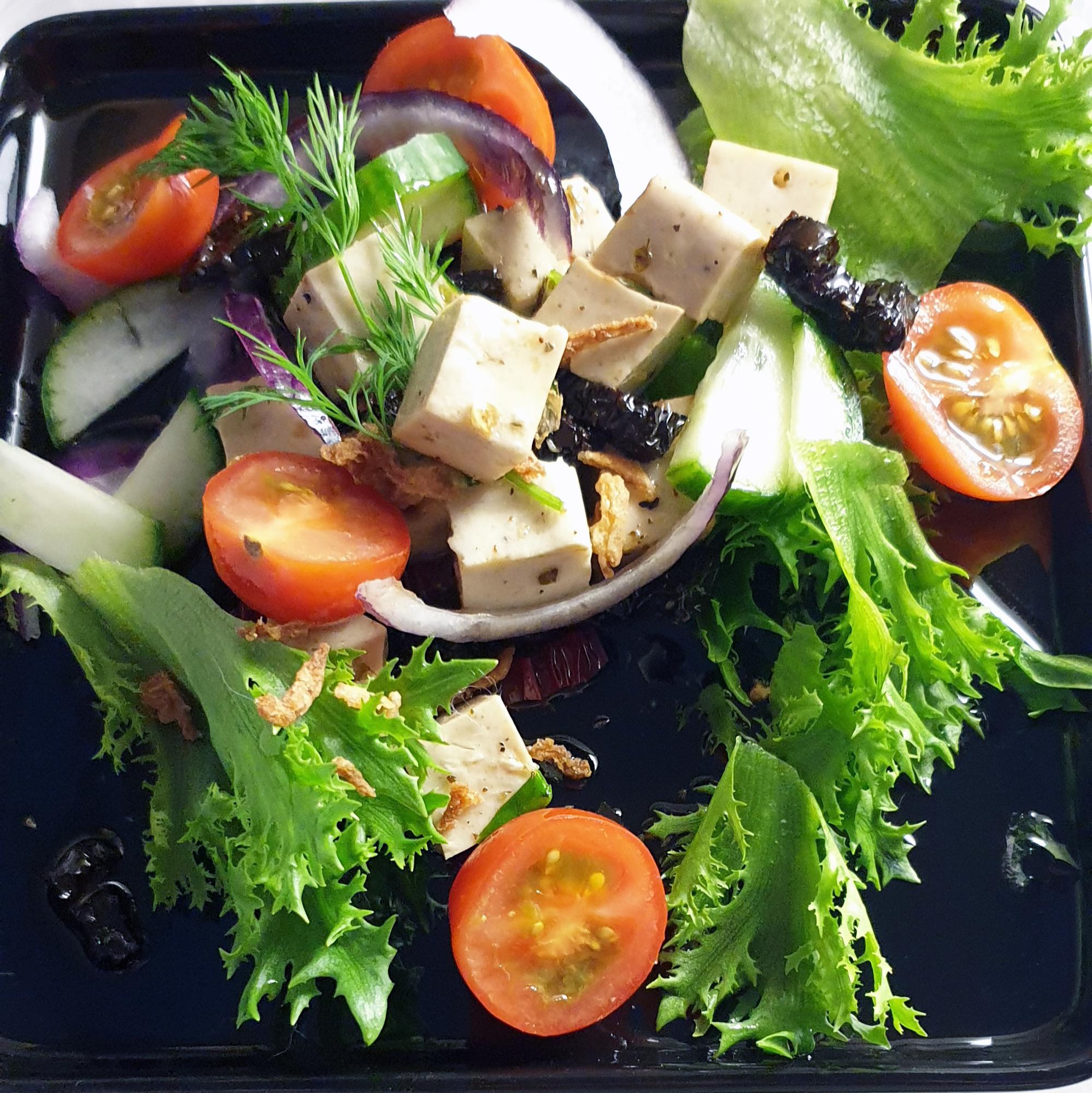 Lean marinoitua vegejuustoa salaatissa
