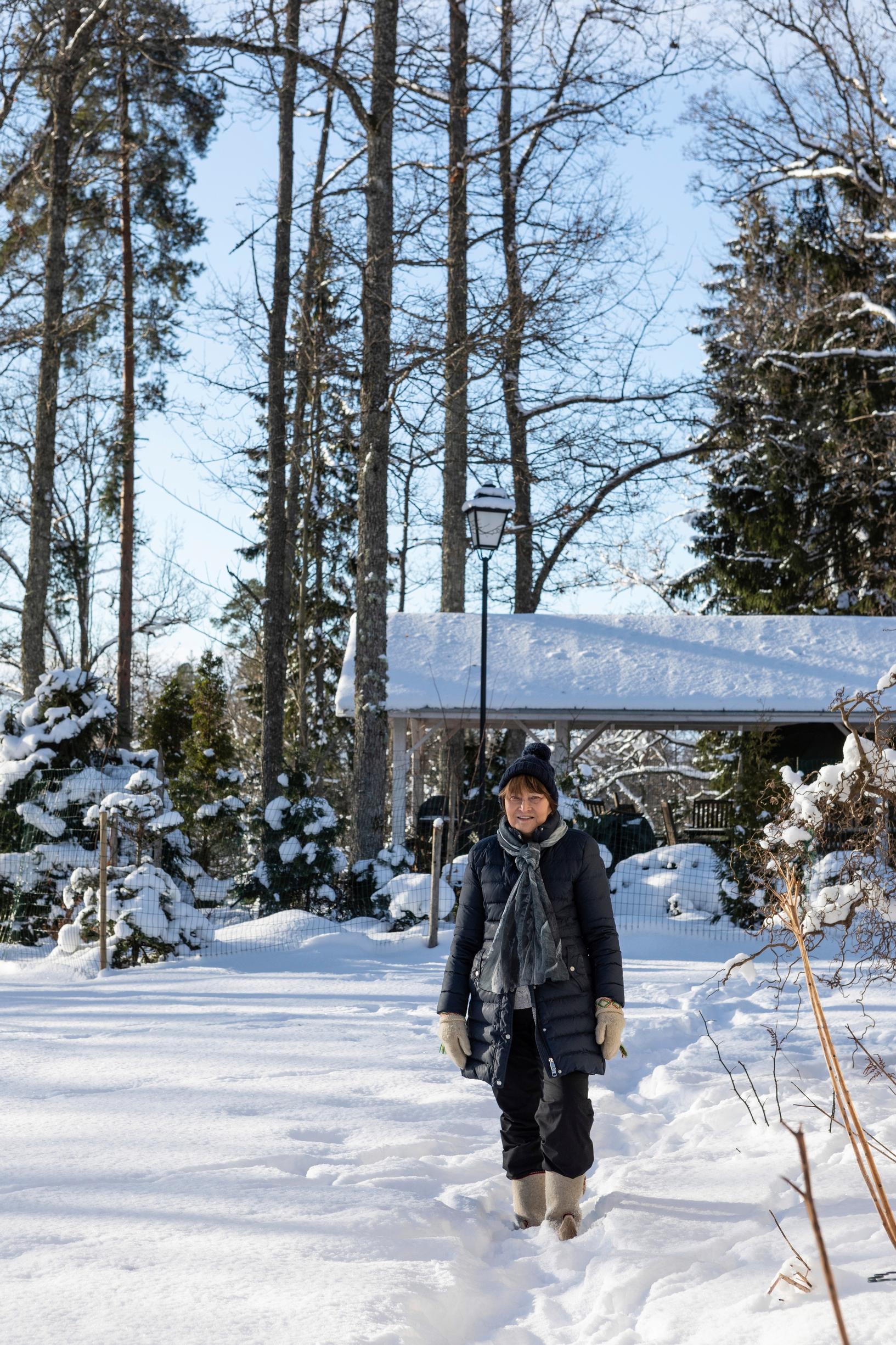 Hannele Virkkunen talvisessa puutarhassaan