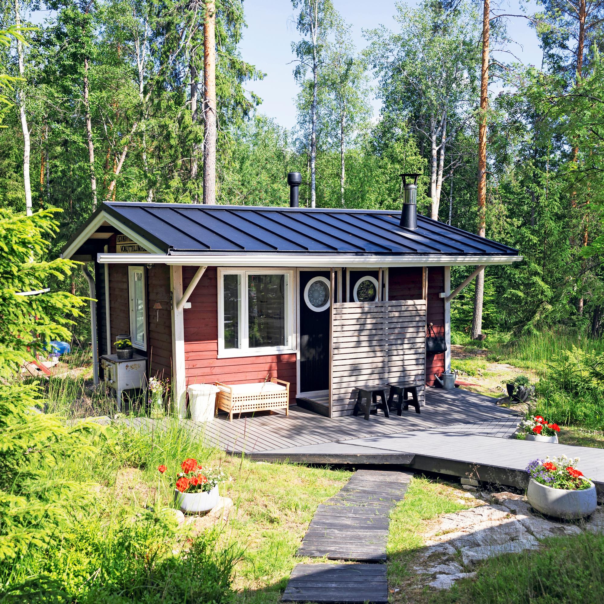 Purkukuntoisesta liiteristä kuoriutui sauna ja tila yöpyjille – näin remontti onnistui!