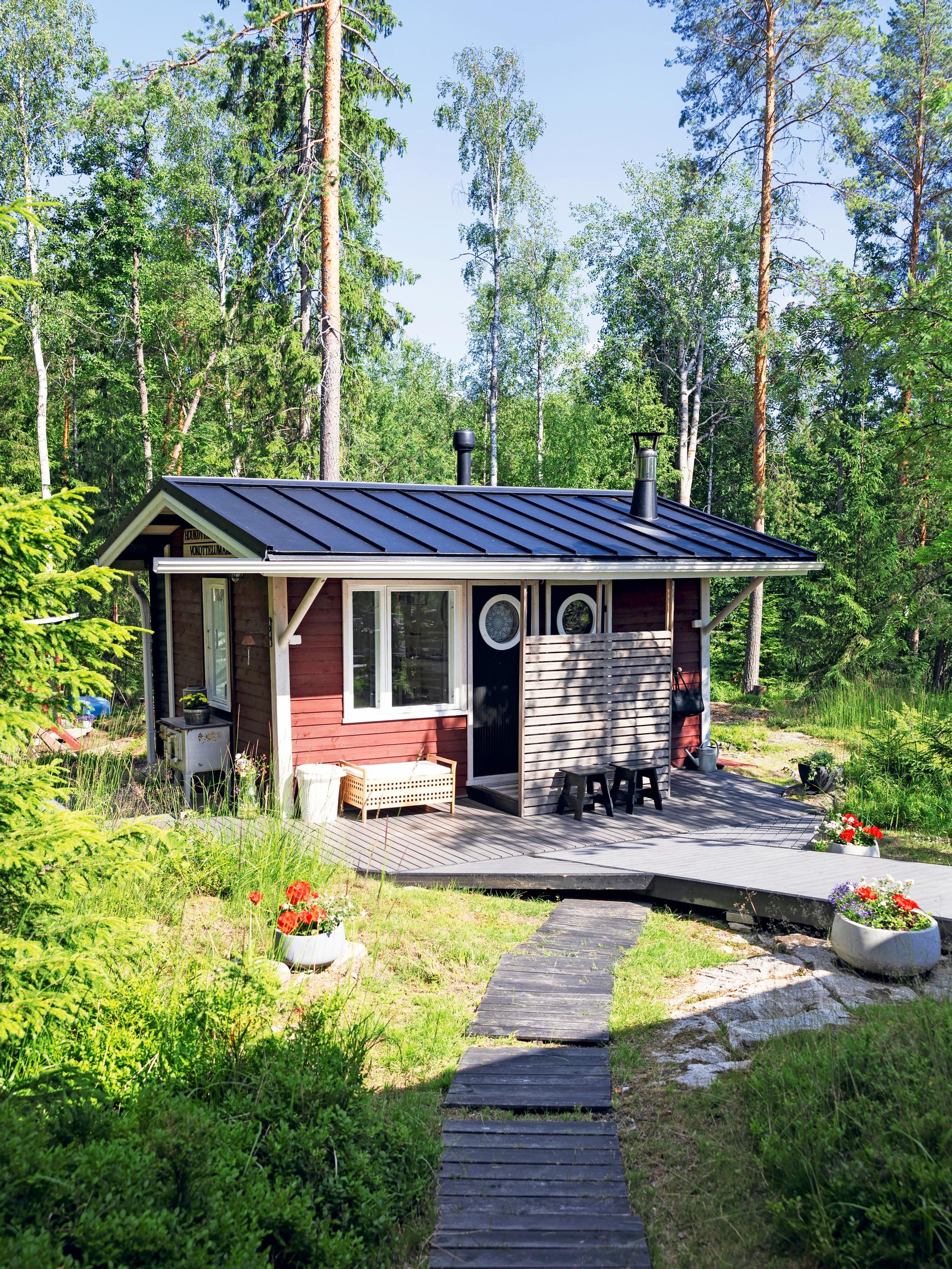 Purkukuntoisesta liiteristä kuoriutui sauna ja tila yöpyjille – näin remontti onnistui!