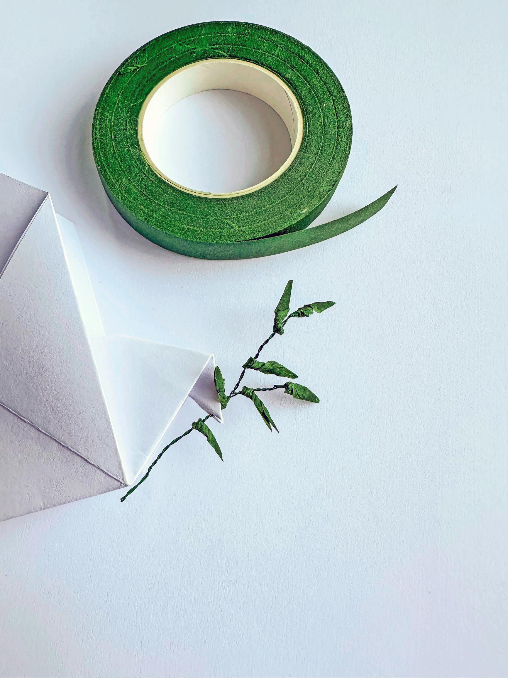 Liimaa valmis oliivinoksa origamilinnun nokkaan.