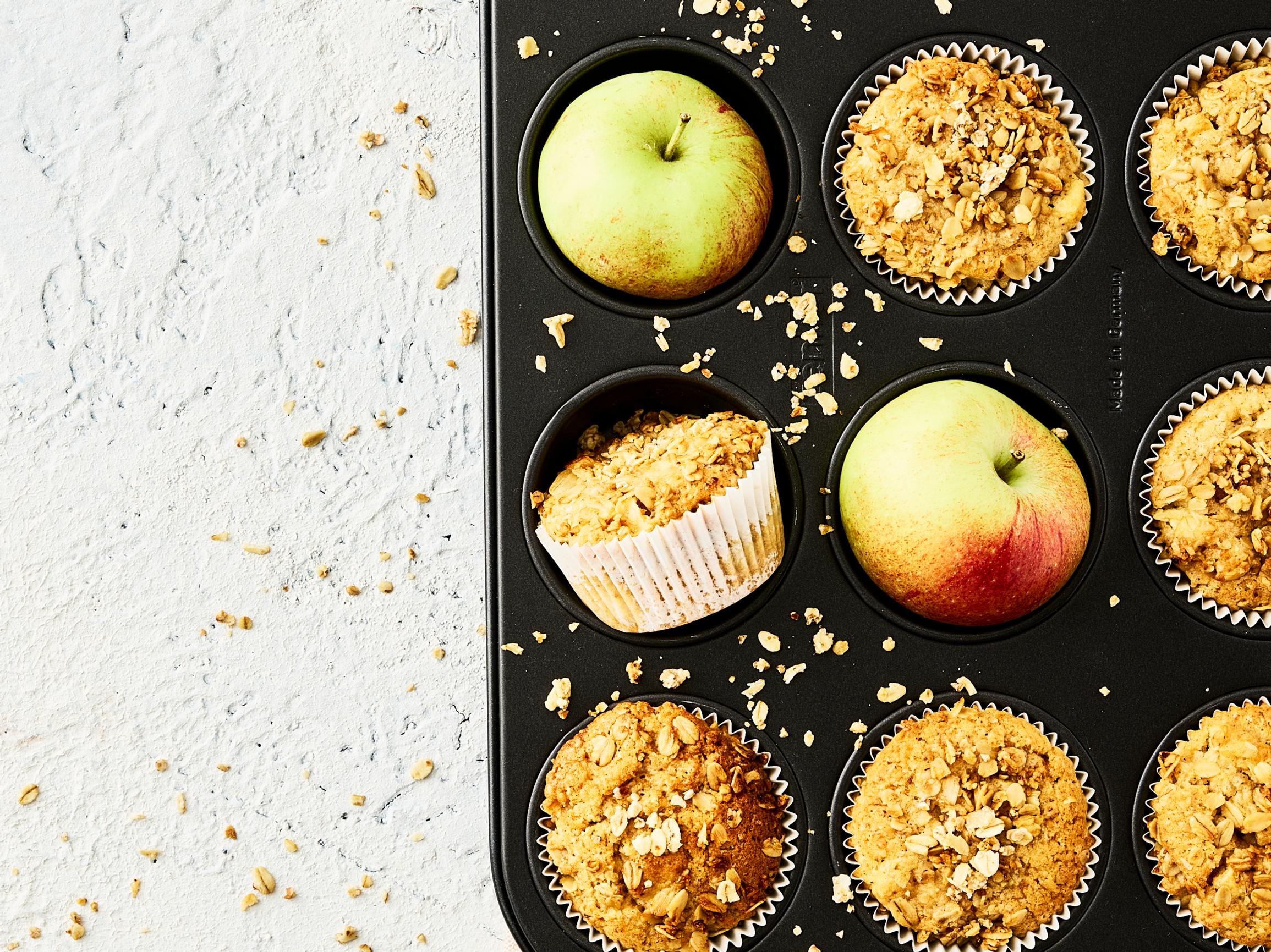 Rouskuvassa granolassa sen salaisuus! Omena-granolamuffinit ovat sisältä omenaisen pehmeitä ja päältä täydellisen rapeita