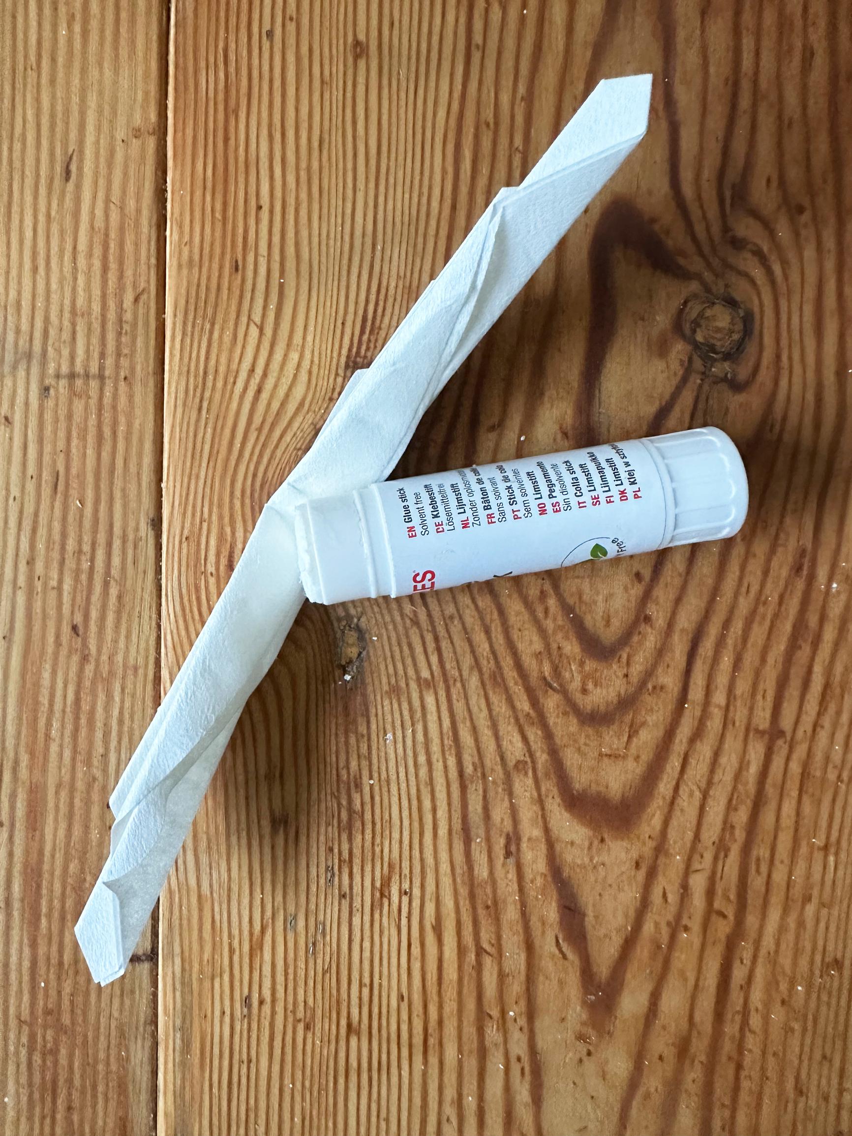 Suodatinpussihaitarien liimaaminen.