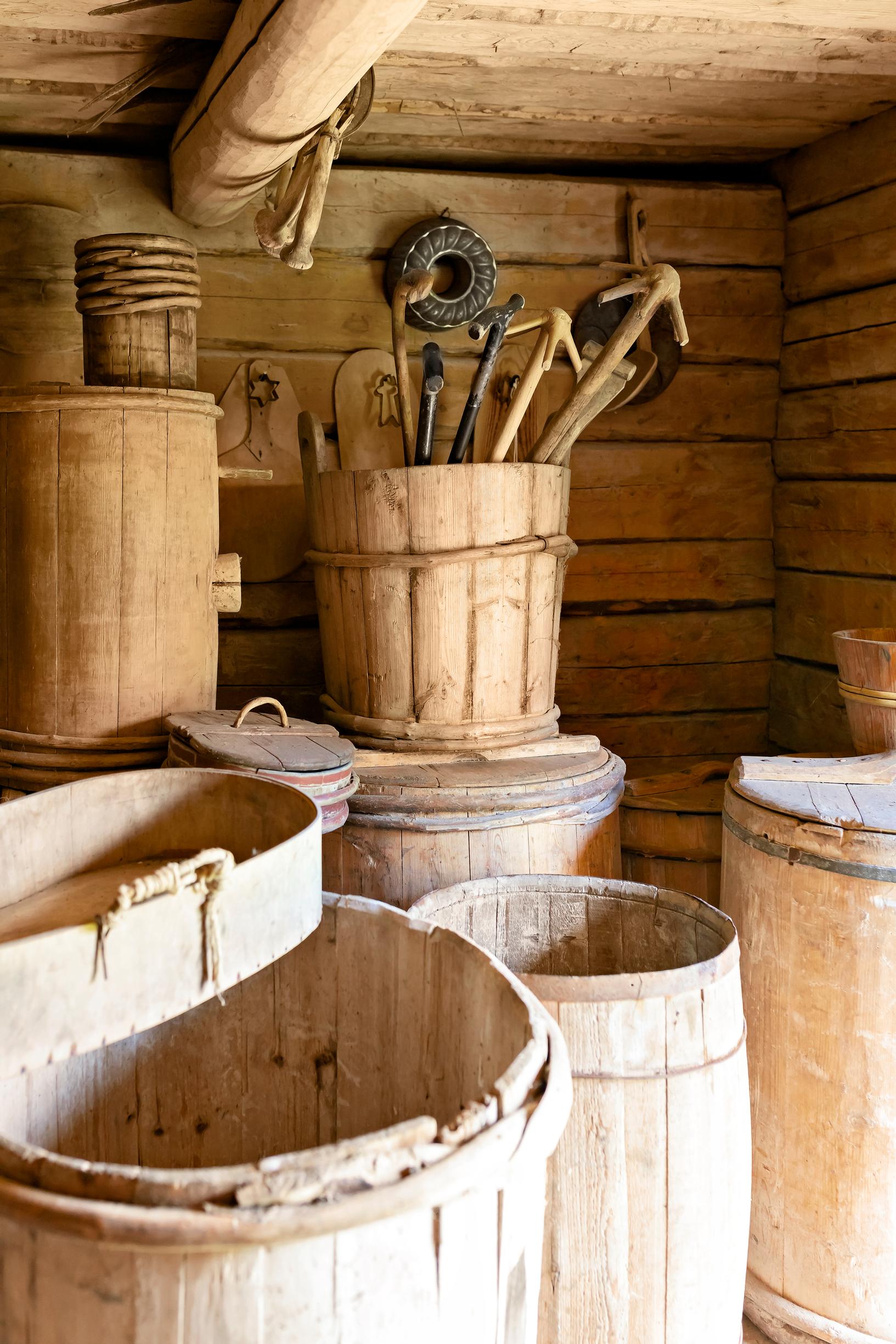 vanhoja maatalon puuastioita aitassa