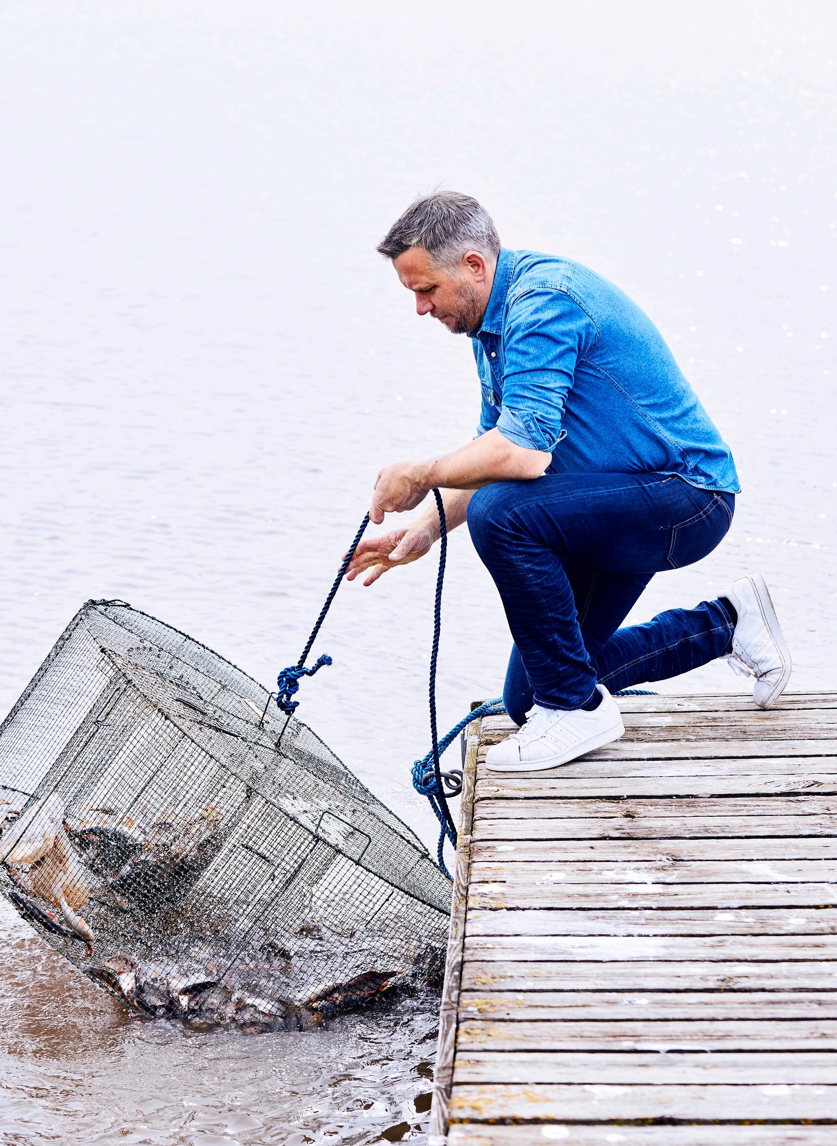 Henrik Rehbinder vetää katiskaa vedestä