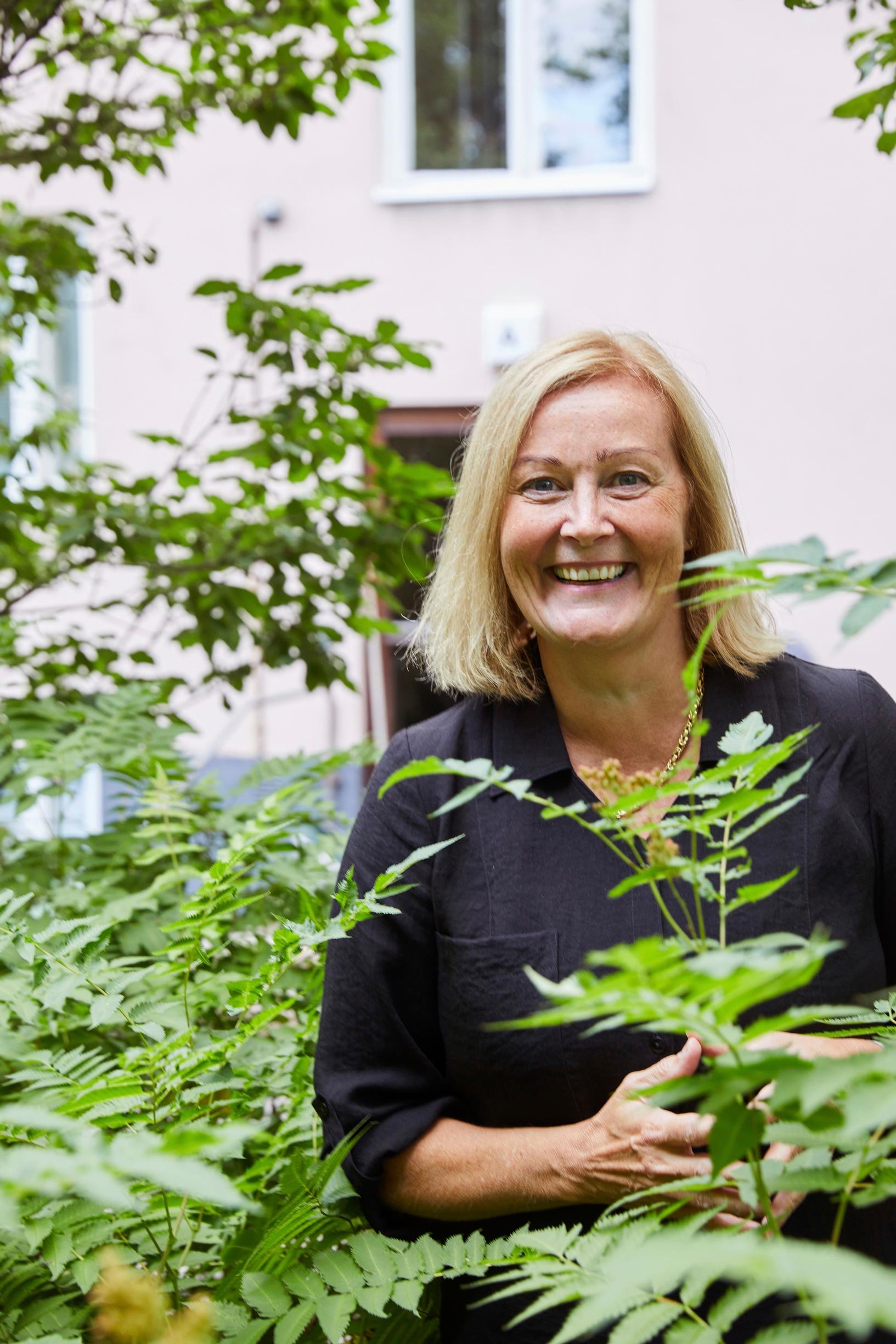 Puutarhavalmentaja Leena Lahtinen