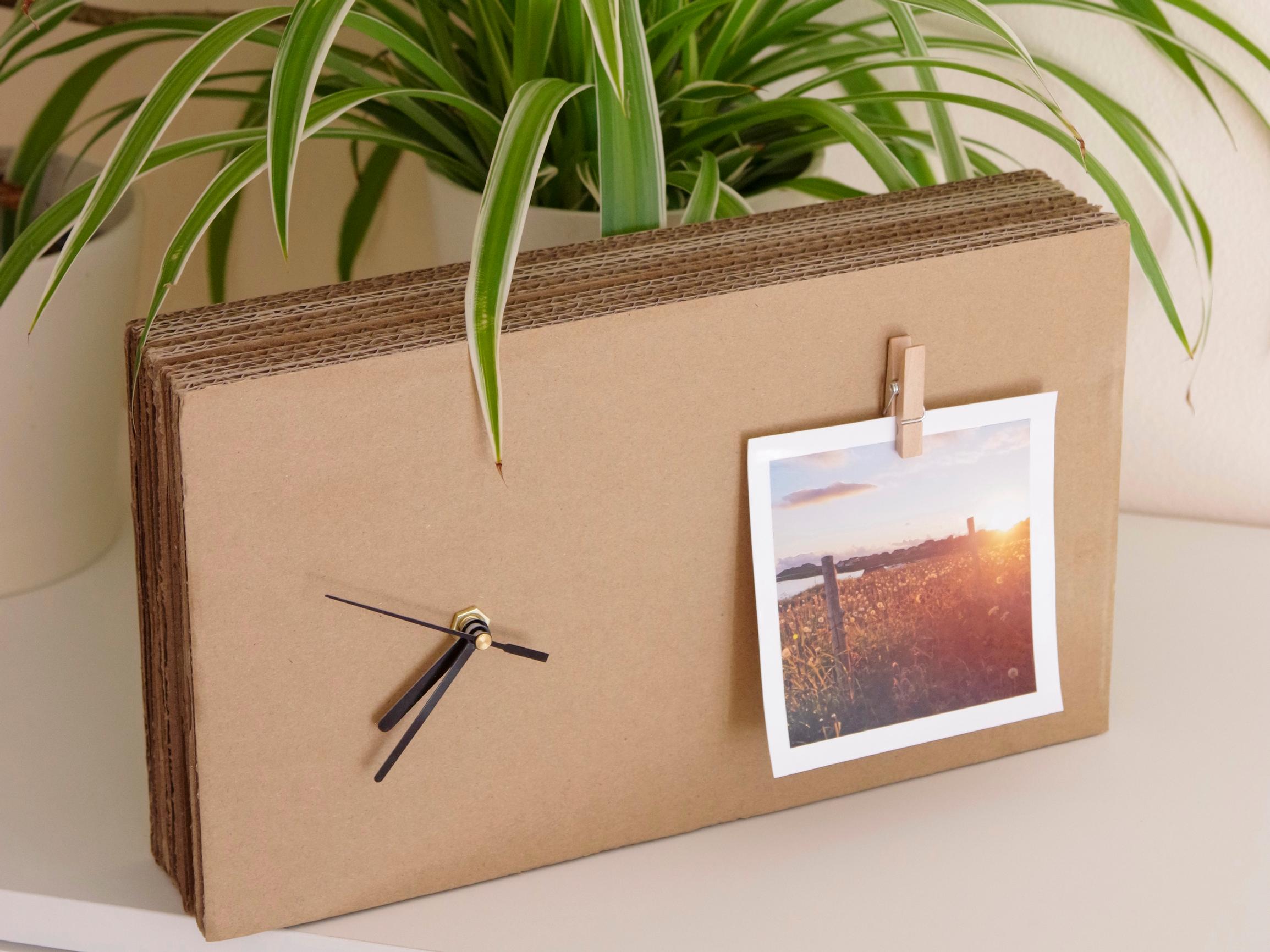 Minimalistisen tyylikäs pöytäkello syntyi pinosta pahvia – kurkkaa helppo ohje!
