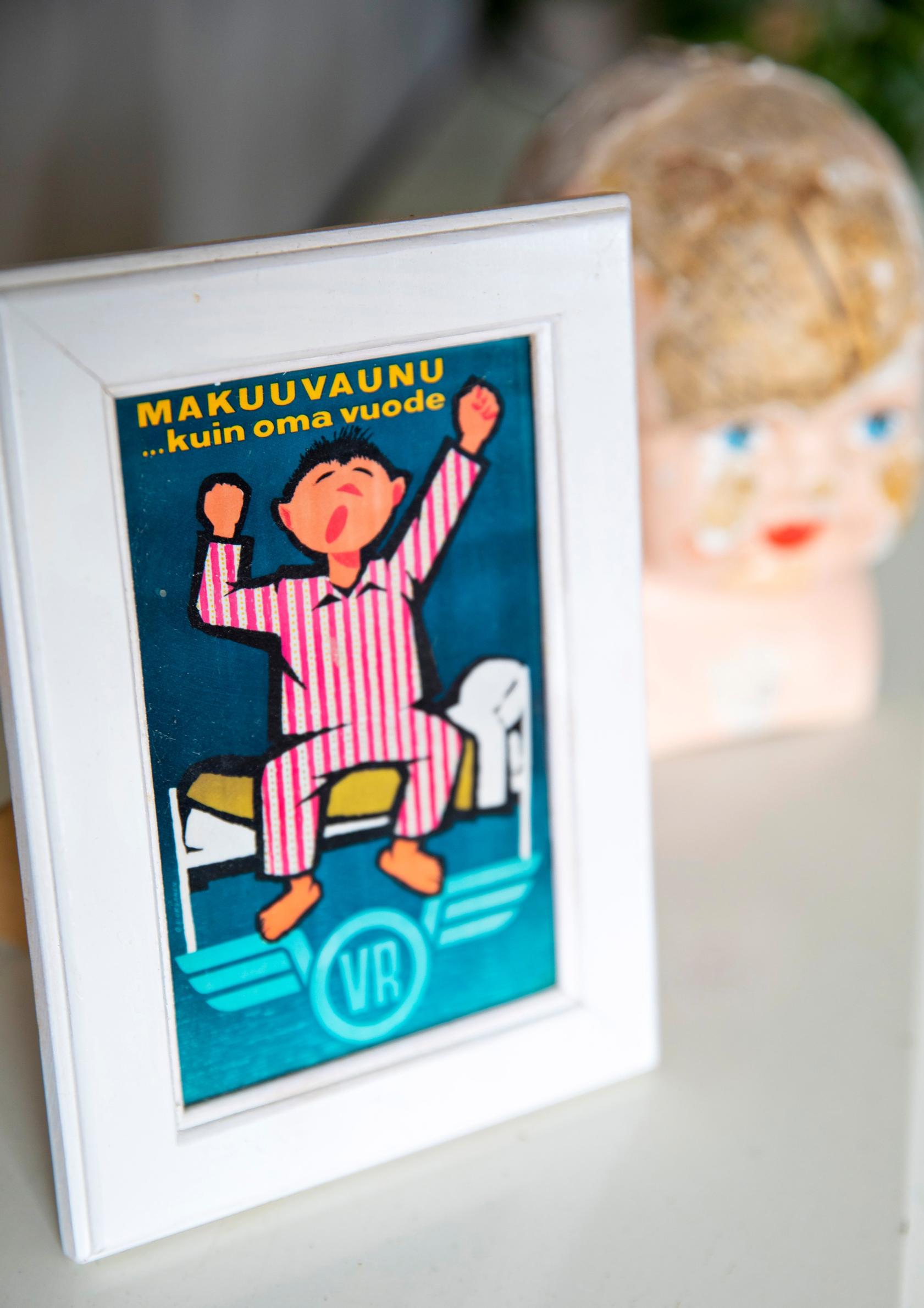 Vanha VR:n makuuvaunumainos kehyksissä