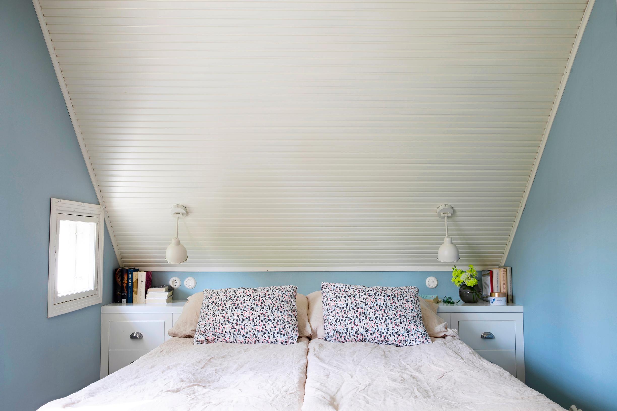 Remontin yhteydessä teetettiin säilytystilaa tuova sängynpääty