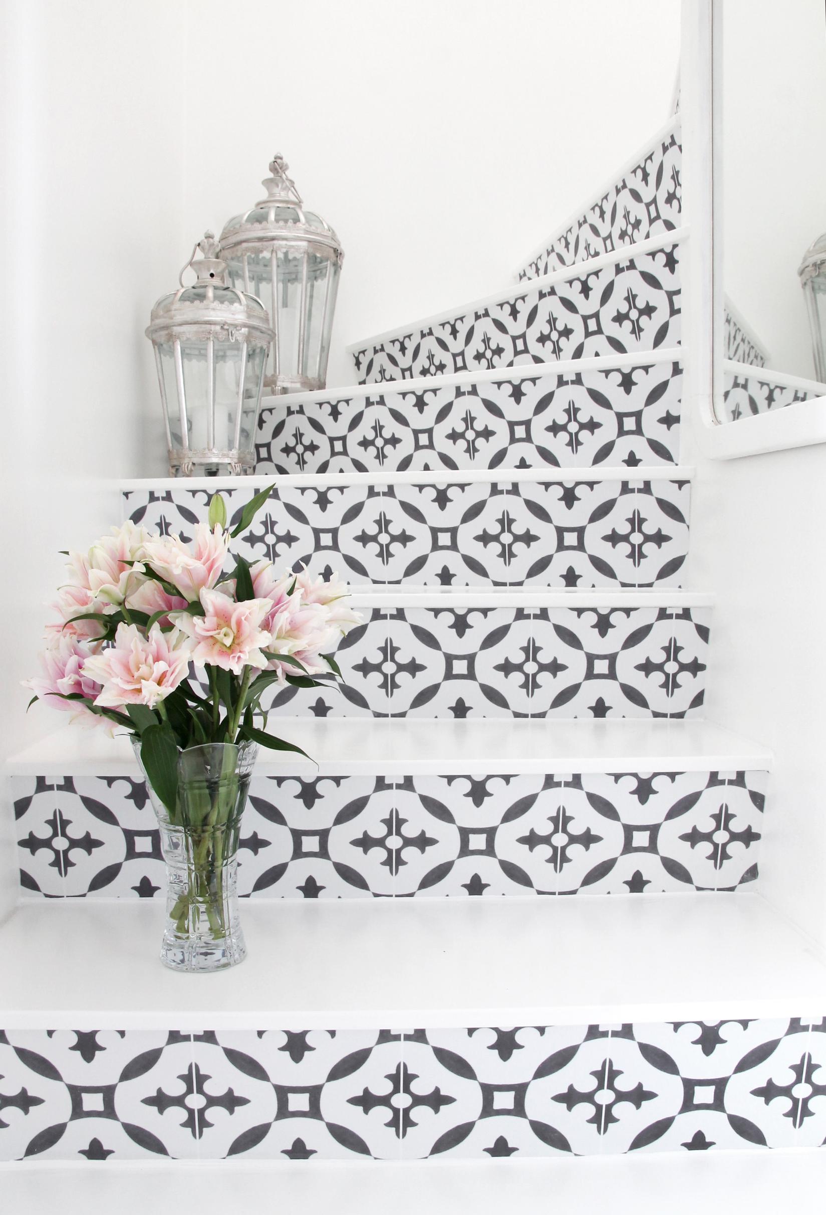 Synkkä kokolattiamatto vaihtui marokkolaiseen tunnelmaan, jujuna koristeelliset tarrat – “Samalla lähtivät 40 vuoden liat”