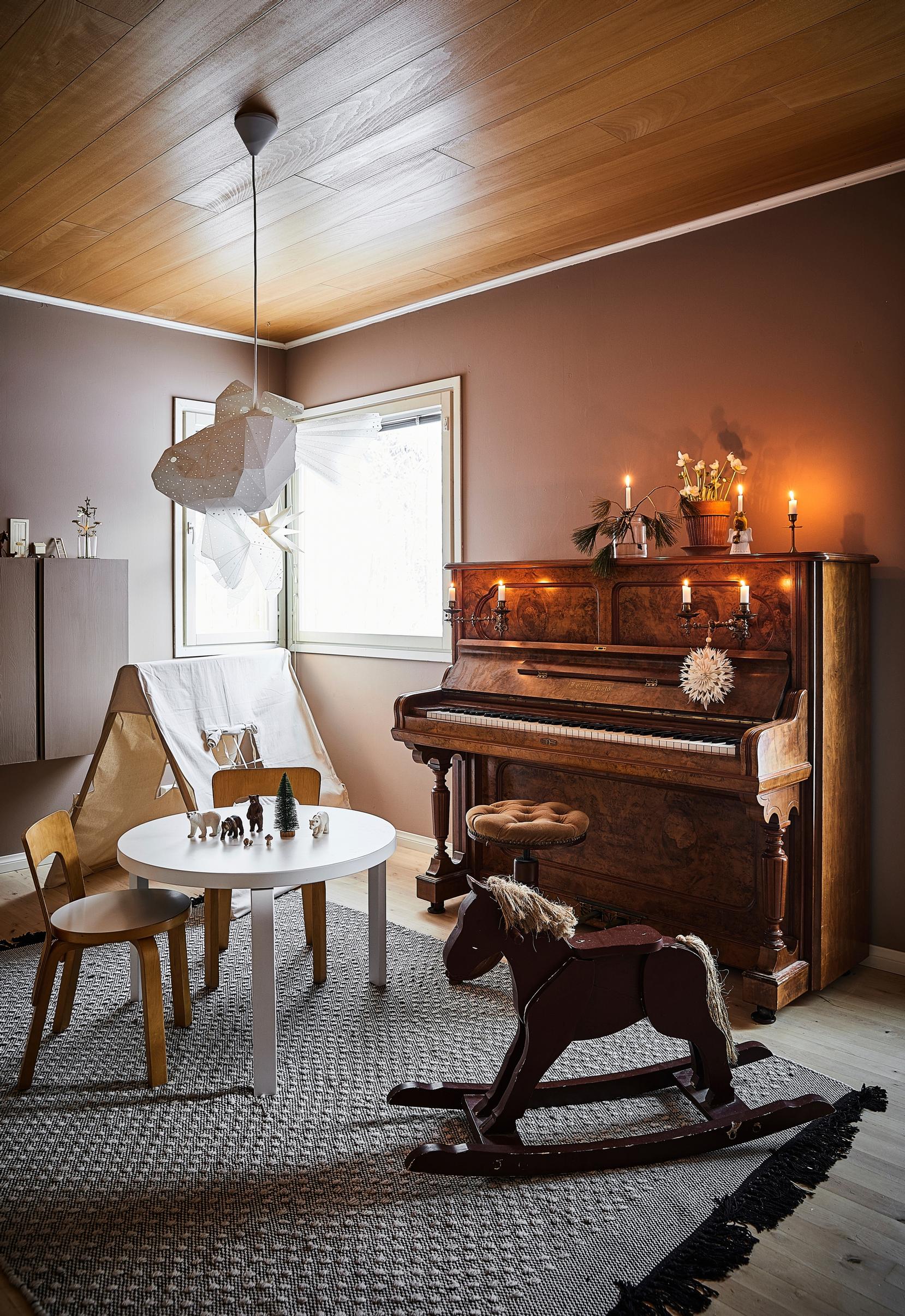 keinuhevonen, vanha piano, lasten maja ja pöytäryhmä