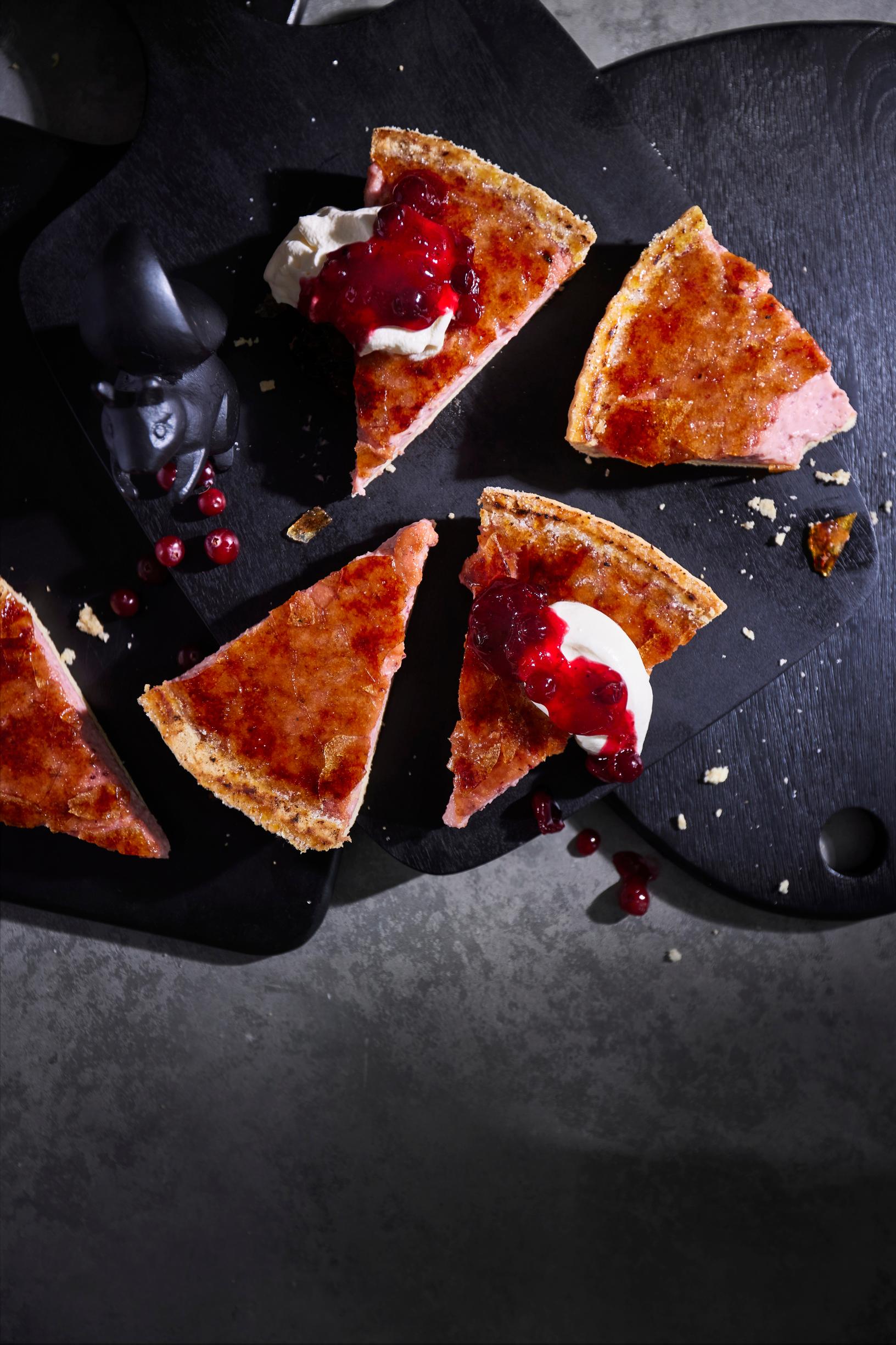 Crème brûlée -karpalopiirakka on marjapiirakan ja ranskalaisen klassikkojälkiruoan upea hybridi – rapsahtava sokeripinta on vastustamon!