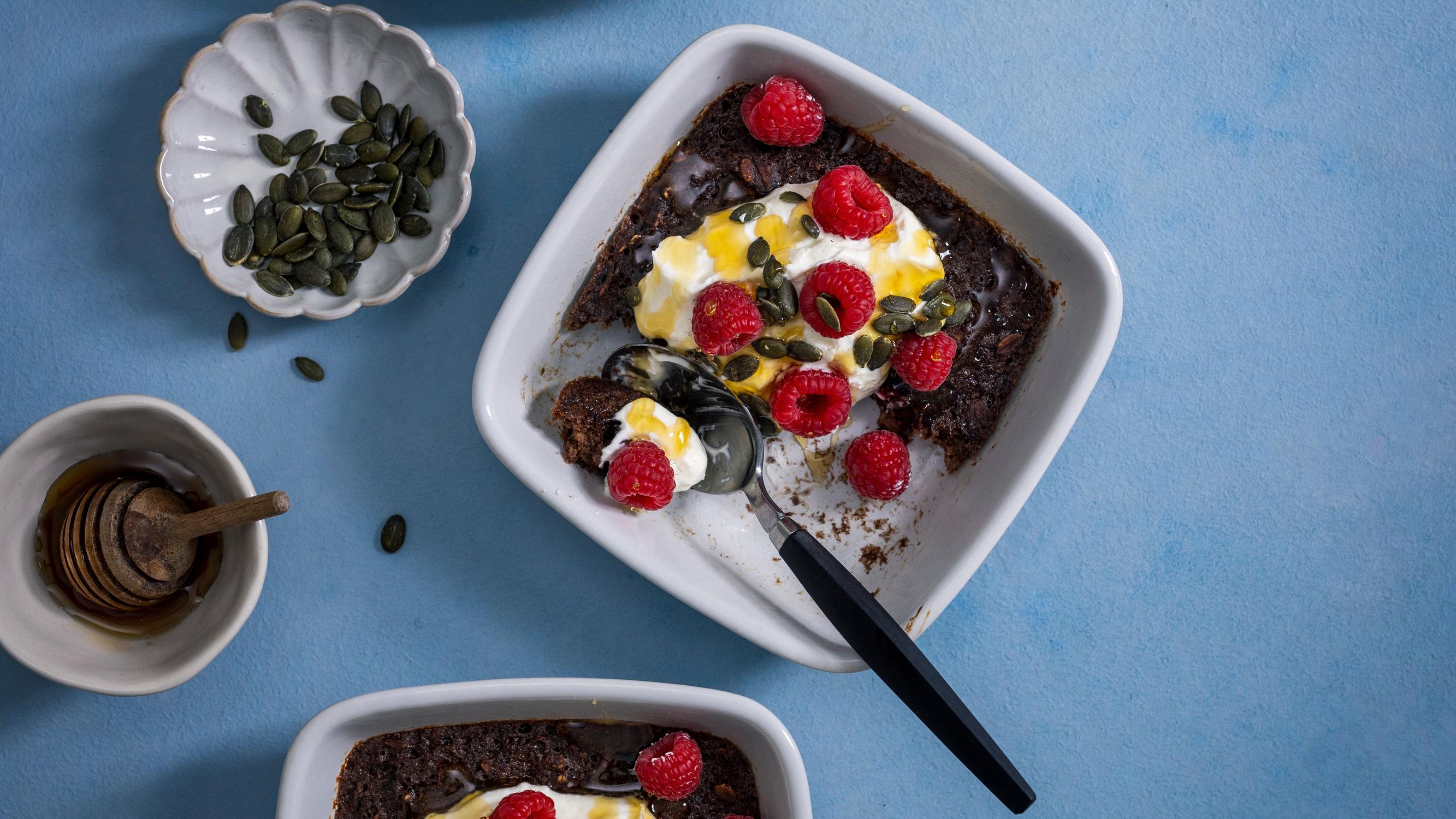 Leppoisan aamun herkku! Sekoita baked oats -aamupalavuoka illalla jääkaappiin, paista aamulla valmiiksi
