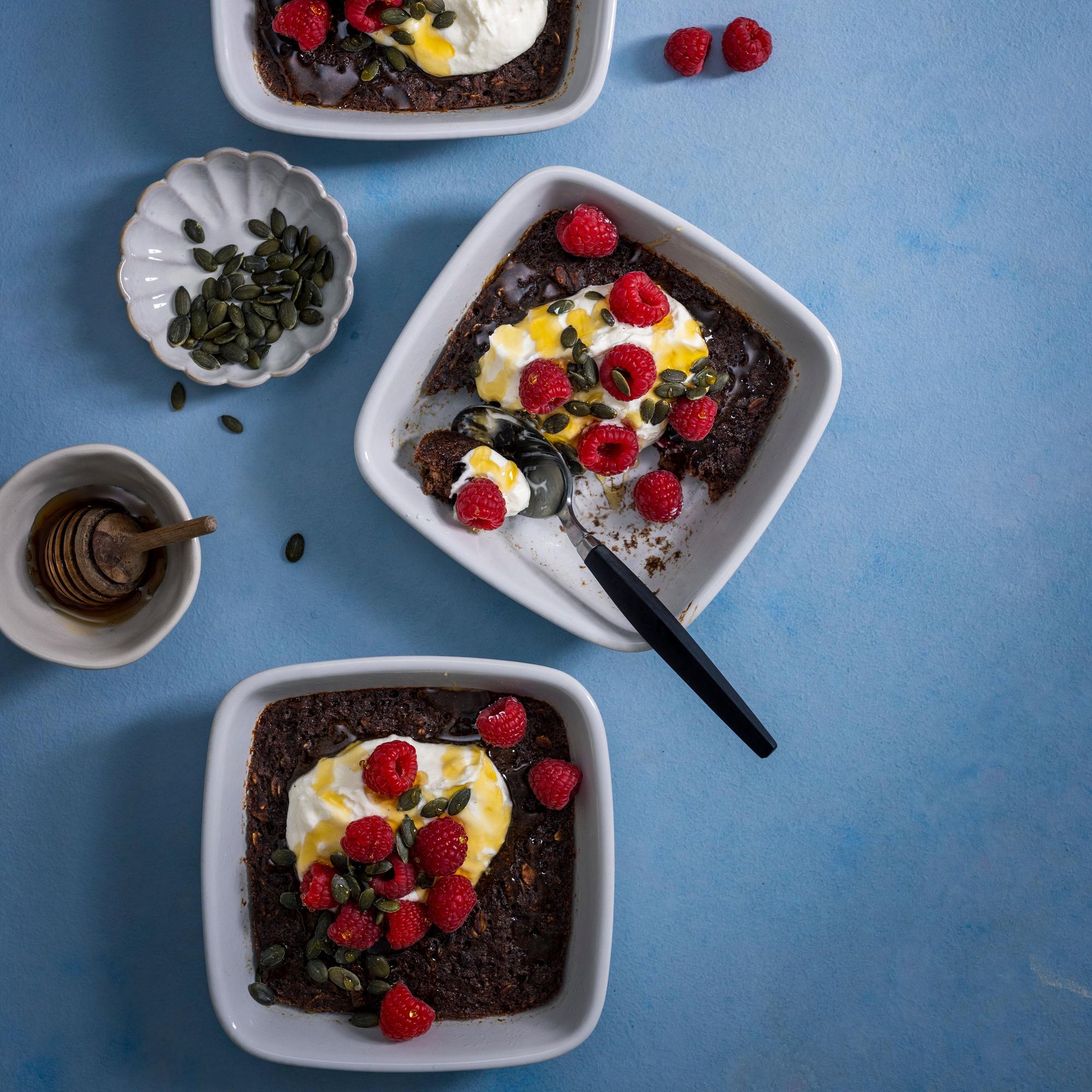Leppoisan aamun herkku! Sekoita baked oats -aamupalavuoka illalla jääkaappiin, paista aamulla valmiiksi