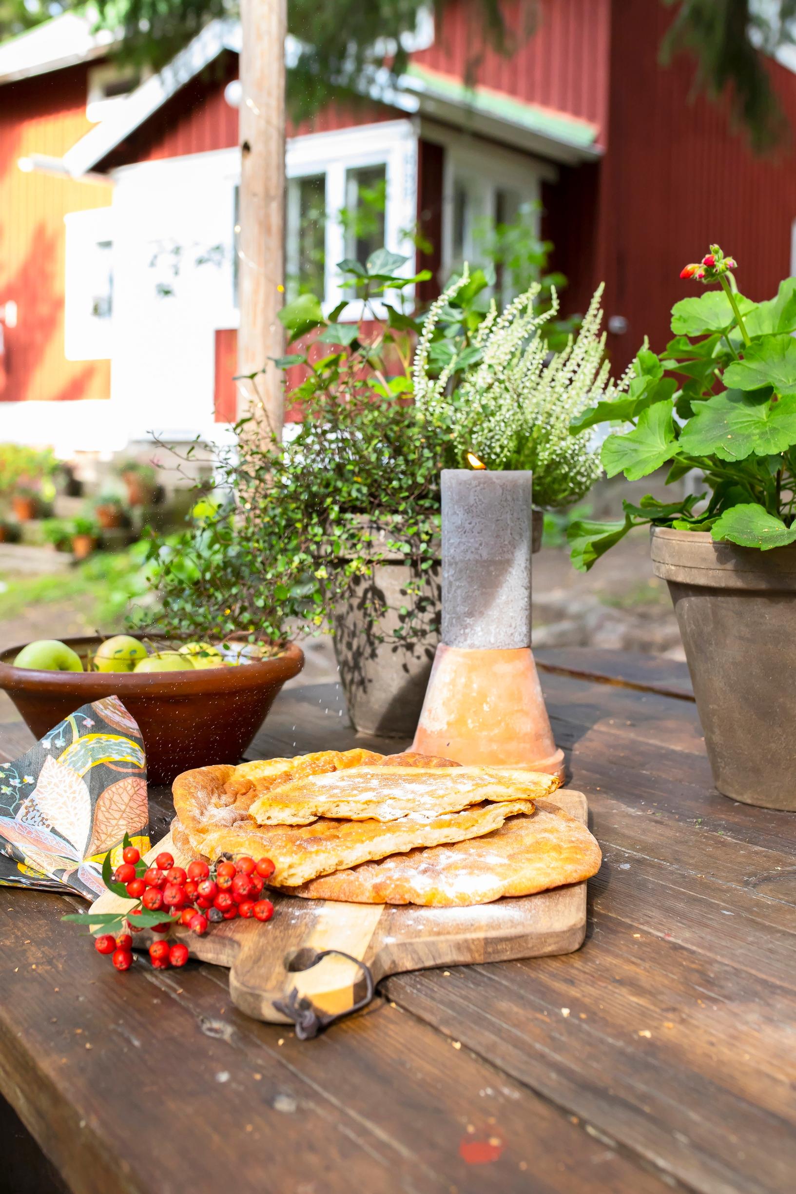 Tarjoiluja mökin ulkopöydällä