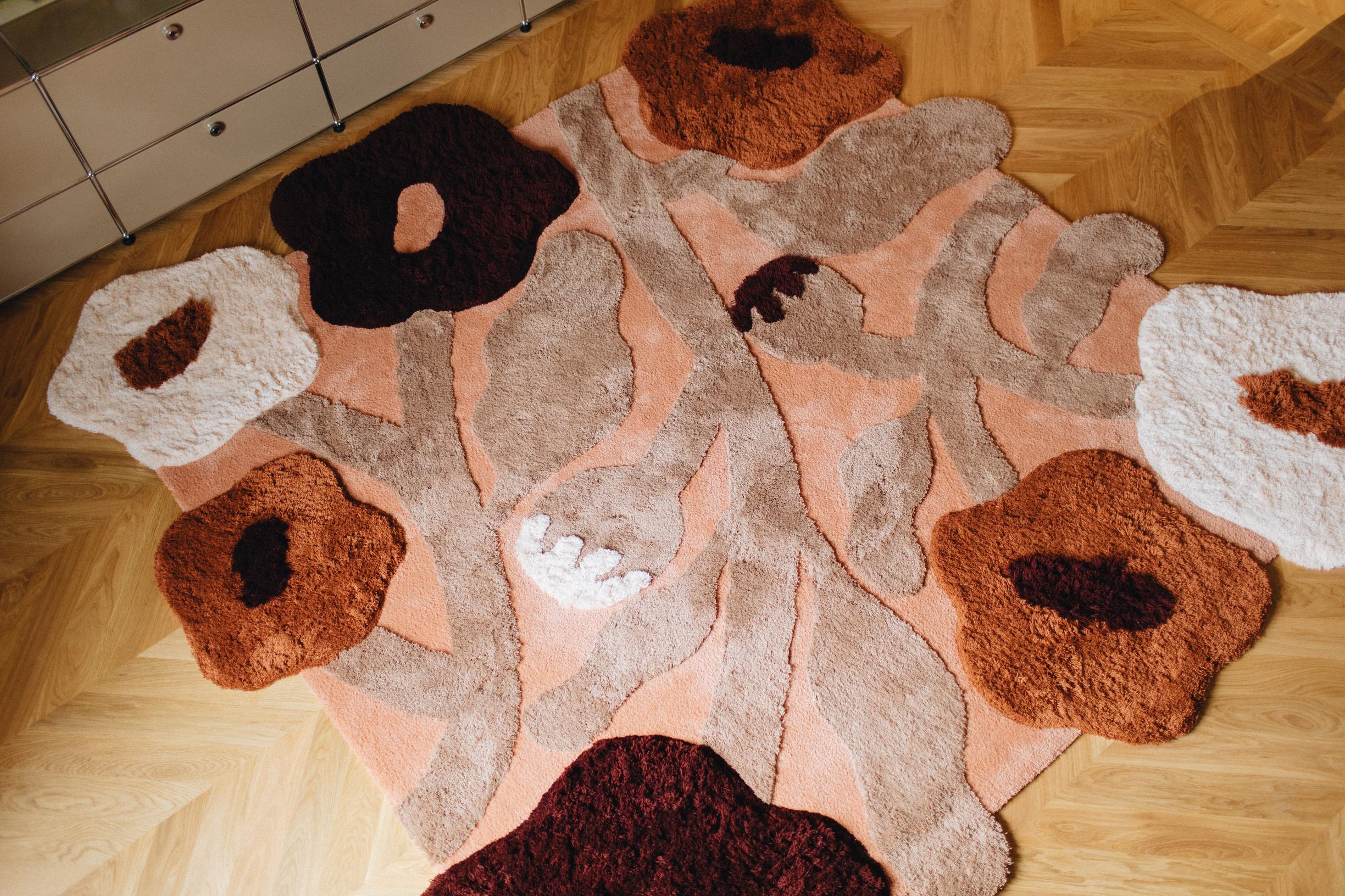 Superkotoisaa Big Poppy -villamattoa värittävät maanläheiset ruskean sävyt.