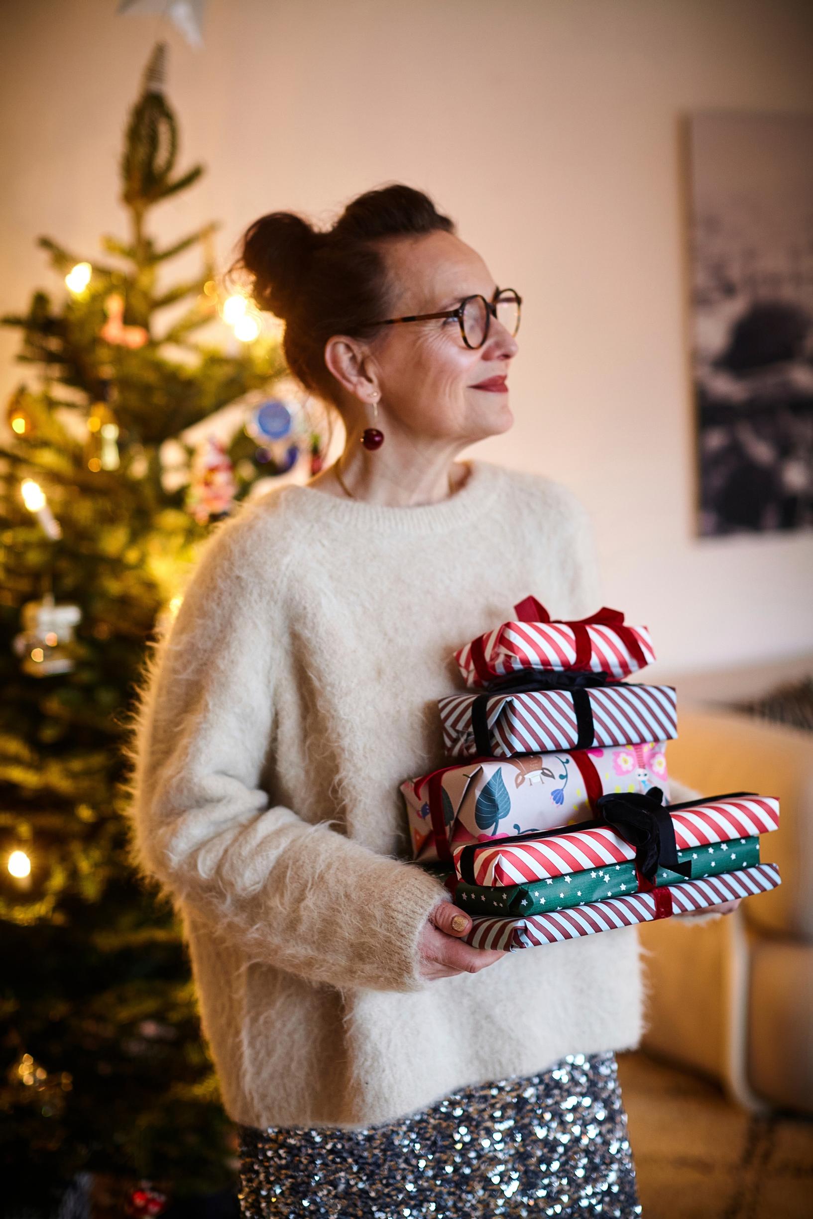 Jonna värikäs lahjapakettipino sylissä