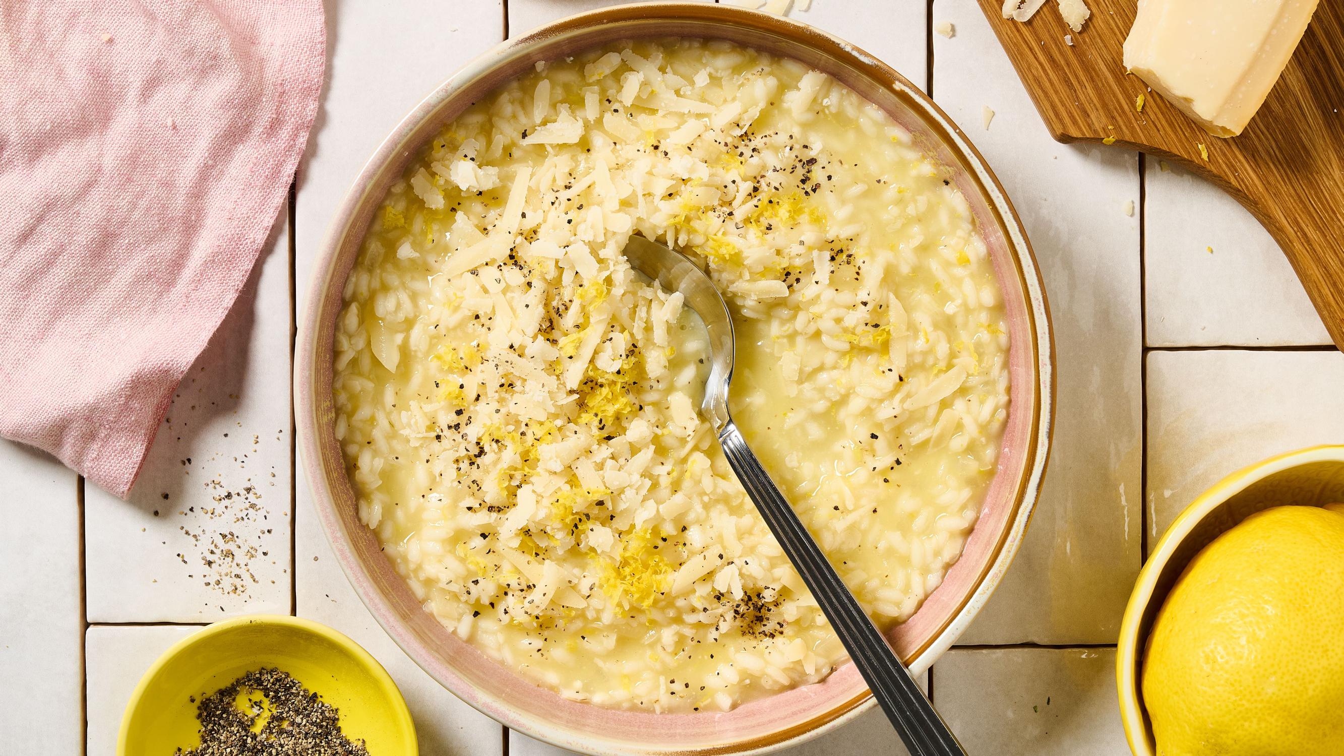 Sitruunarisotto houkuttaa ja koukuttaa! Täyteläinen risotto saa hapokkuutta sitruunasta