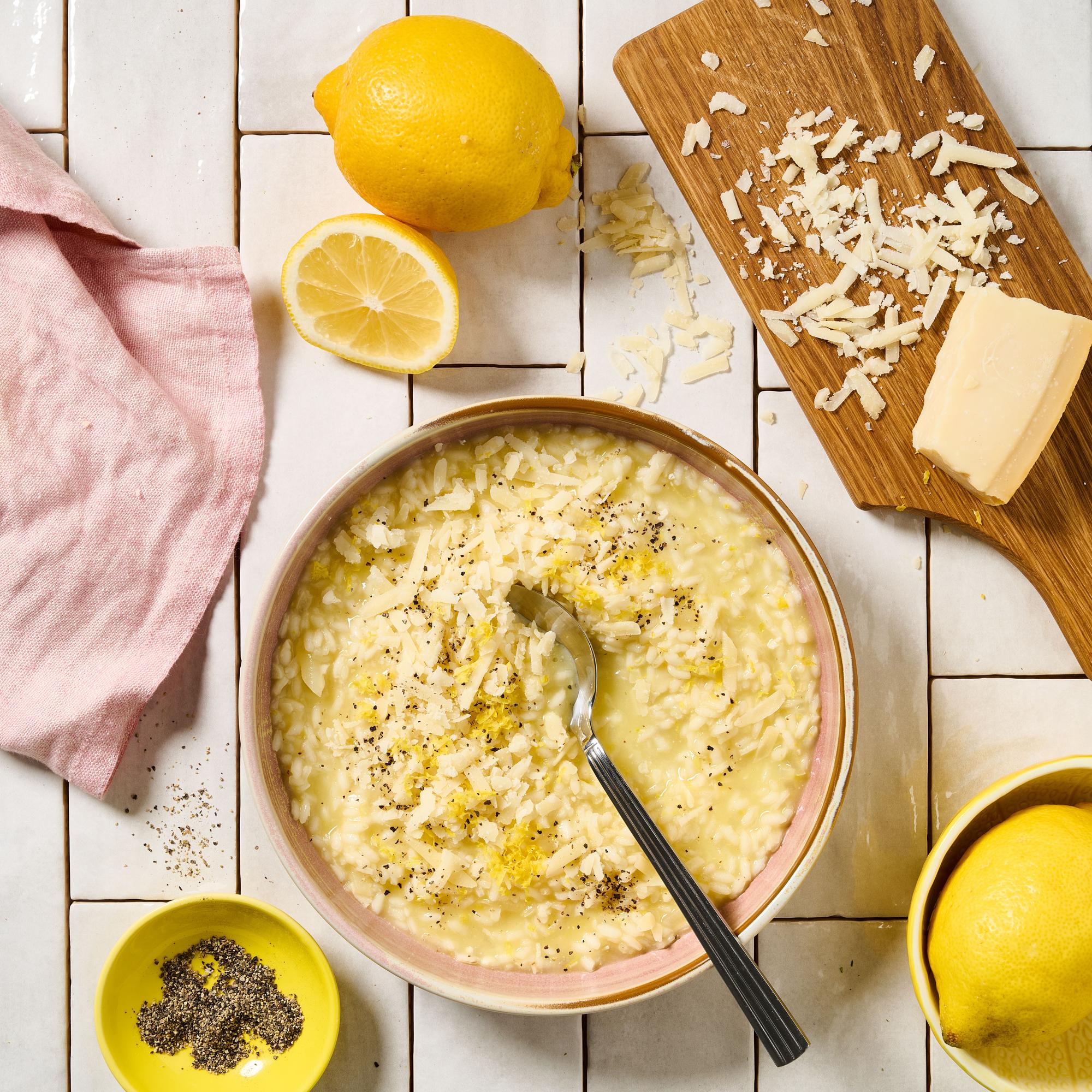 Sitruunarisotto houkuttaa ja koukuttaa! Täyteläinen risotto saa hapokkuutta sitruunasta