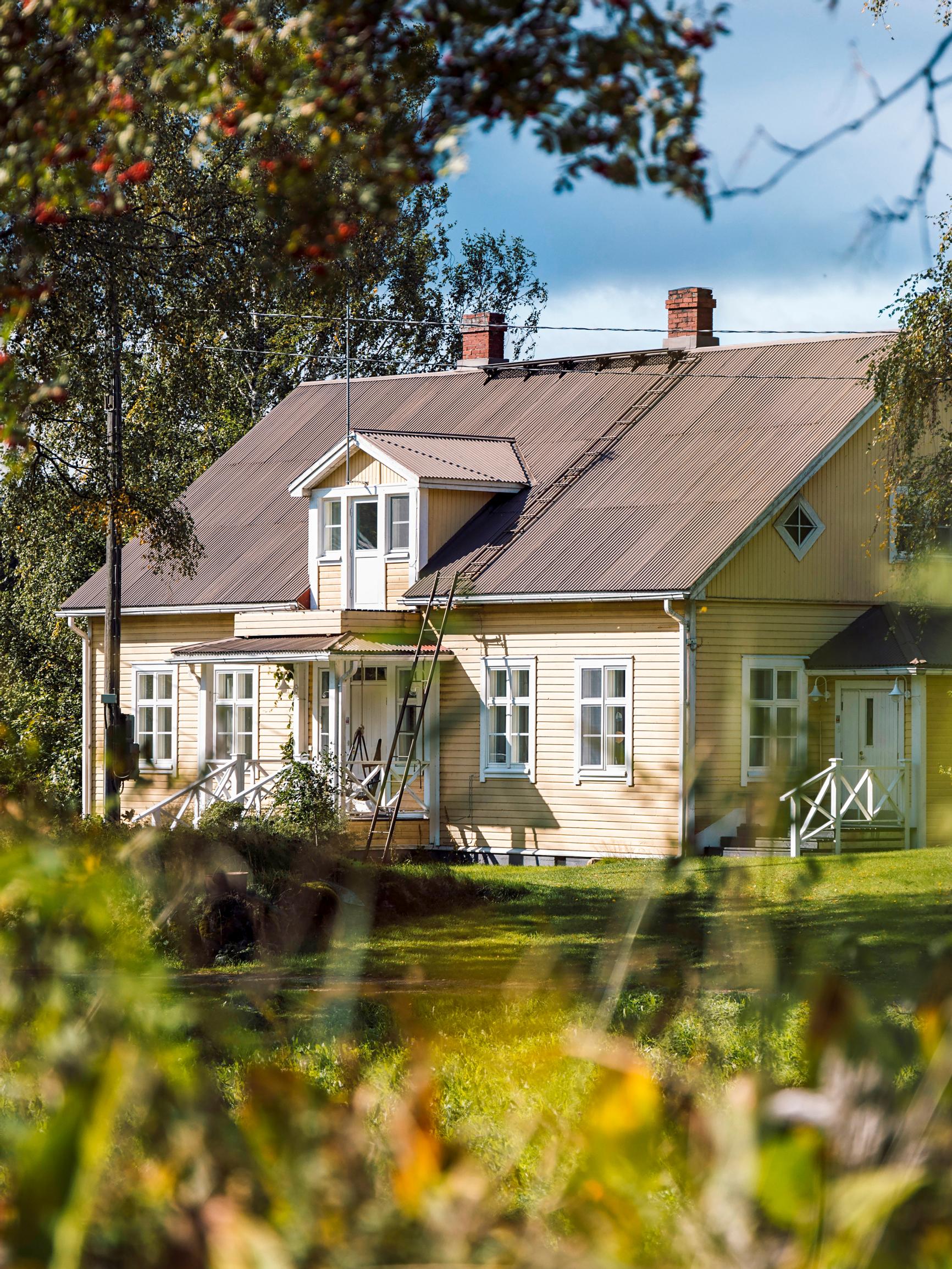 Muovimatot pois, lankkulattiat esiin! Inge ja Juha remontoivat jo neljää sukupolvea palvellutta taloa huone kerrallaan