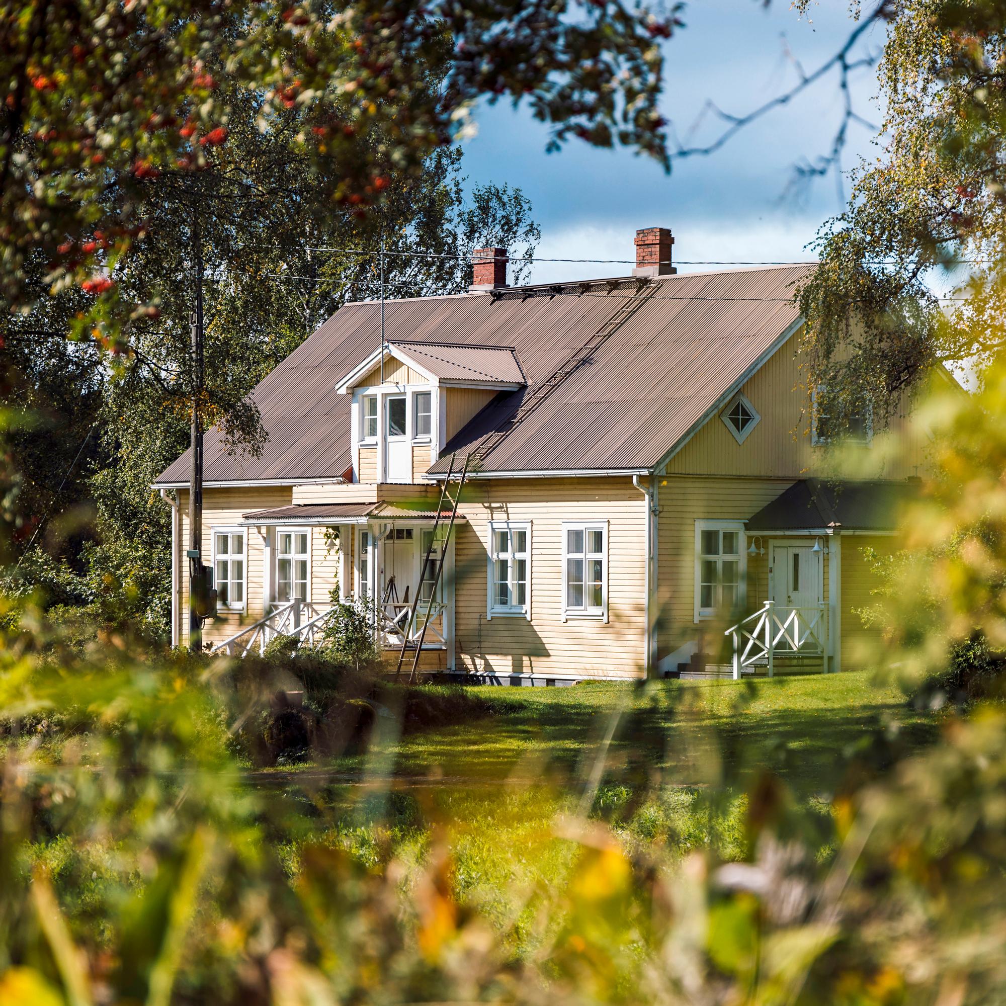 Muovimatot pois, lankkulattiat esiin! Inge ja Juha remontoivat jo neljää sukupolvea palvellutta taloa huone kerrallaan