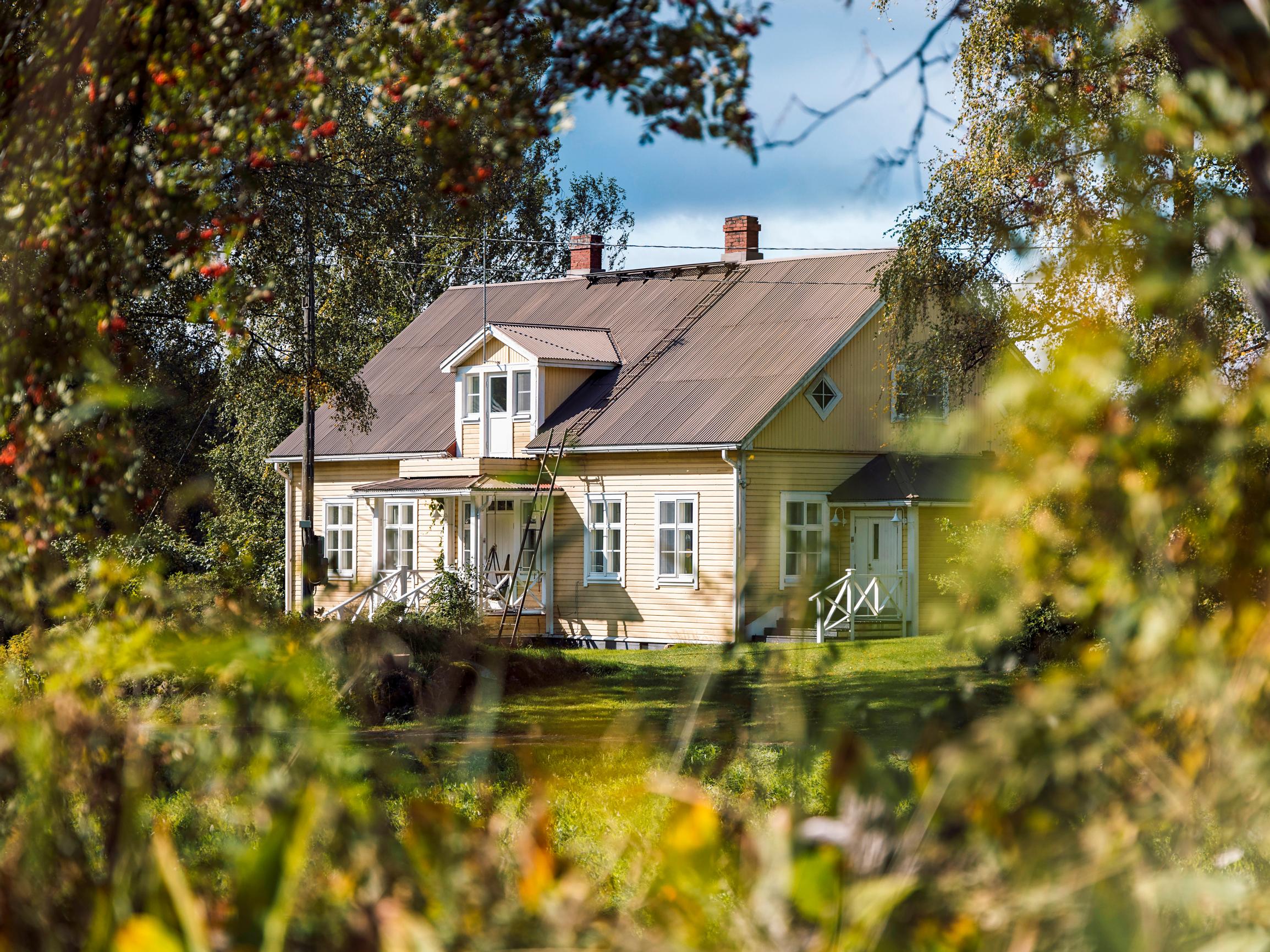 Muovimatot pois, lankkulattiat esiin! Inge ja Juha remontoivat jo neljää sukupolvea palvellutta taloa huone kerrallaan