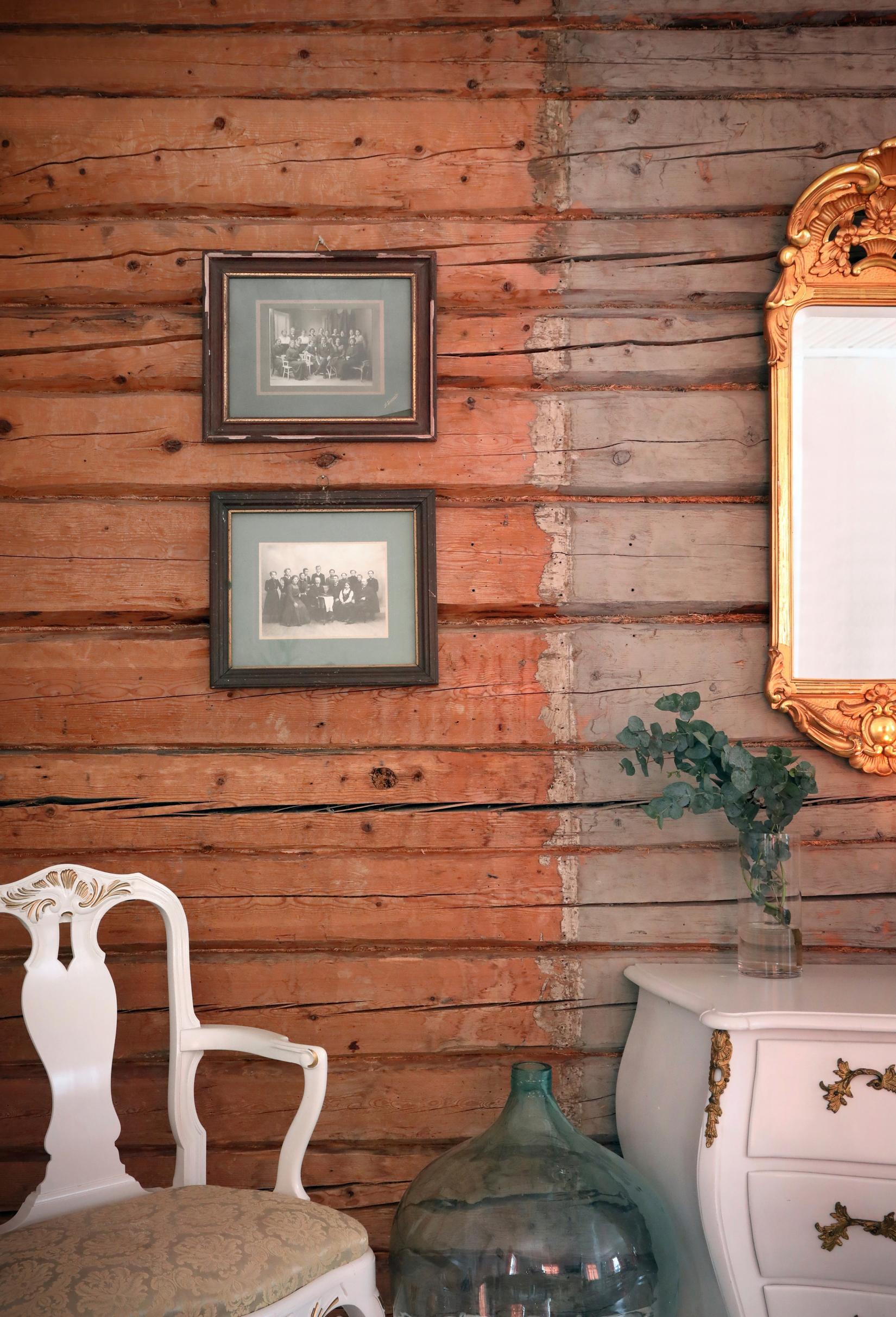 Hirsiseinä, jossa on sävyeroja