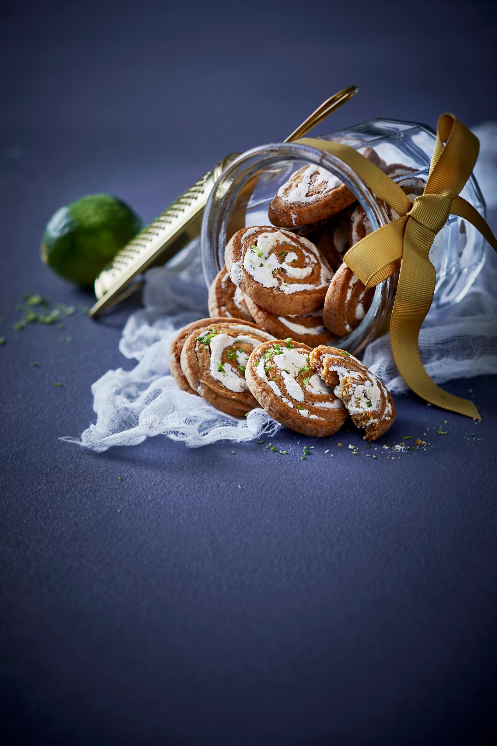 Limemarengilla täytetyt piparikierteet