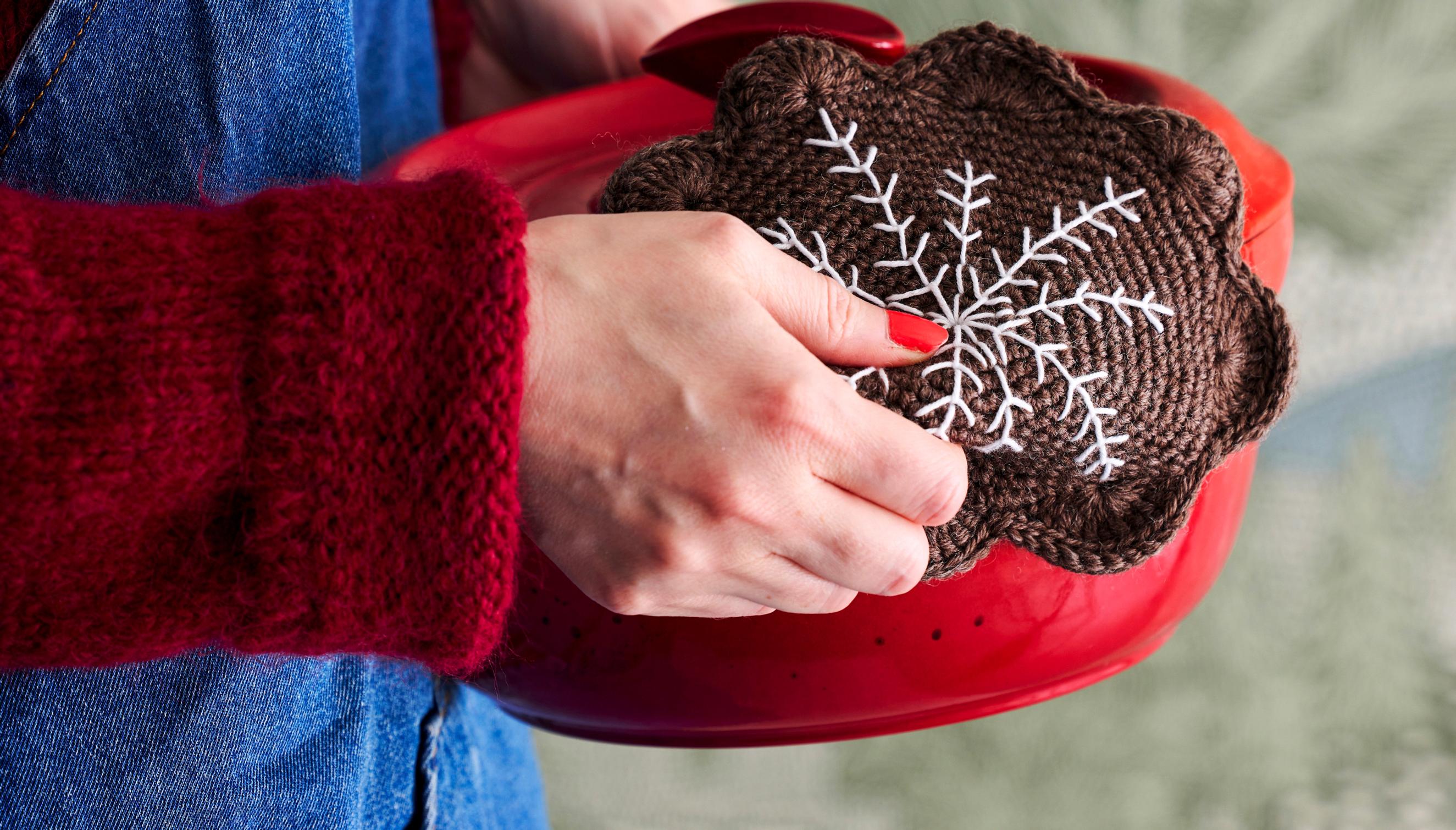 Virkatut piparipatalaput – jouluiset patalaput koristellaan kirjomalla