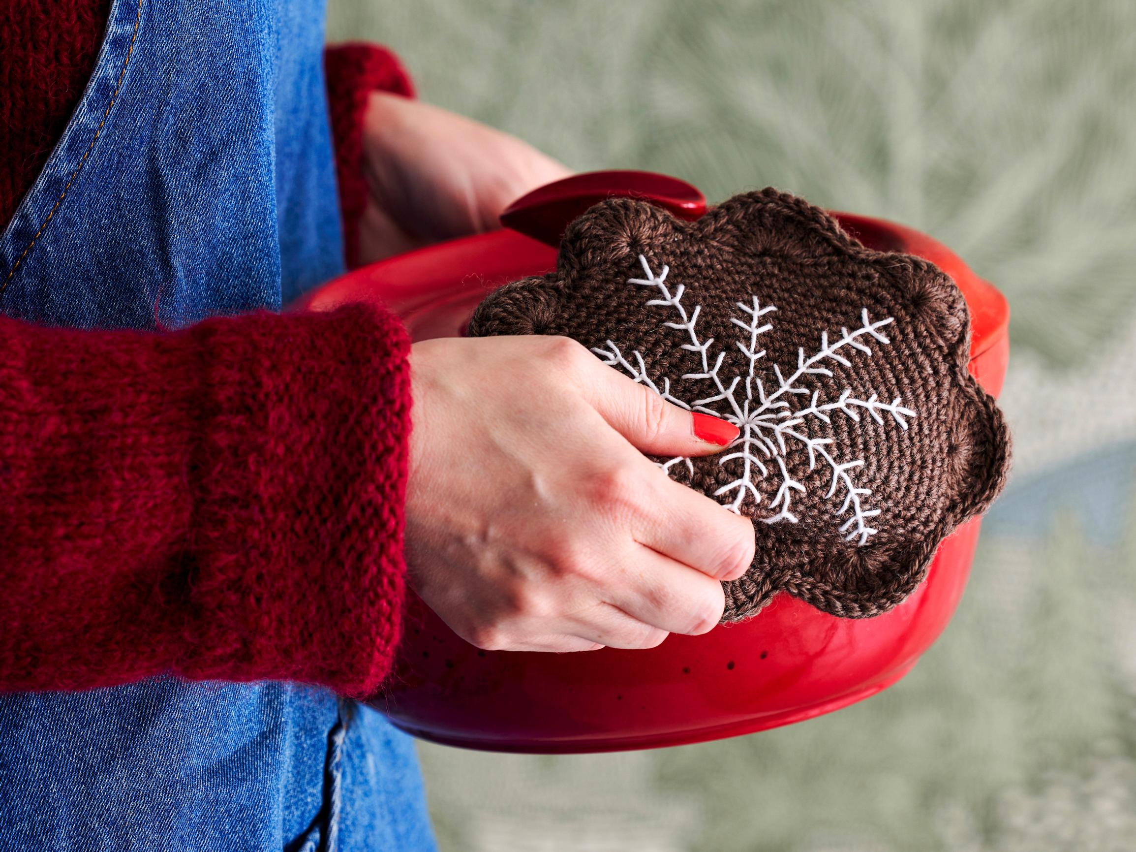 Virkatut piparipatalaput – jouluiset patalaput koristellaan kirjomalla