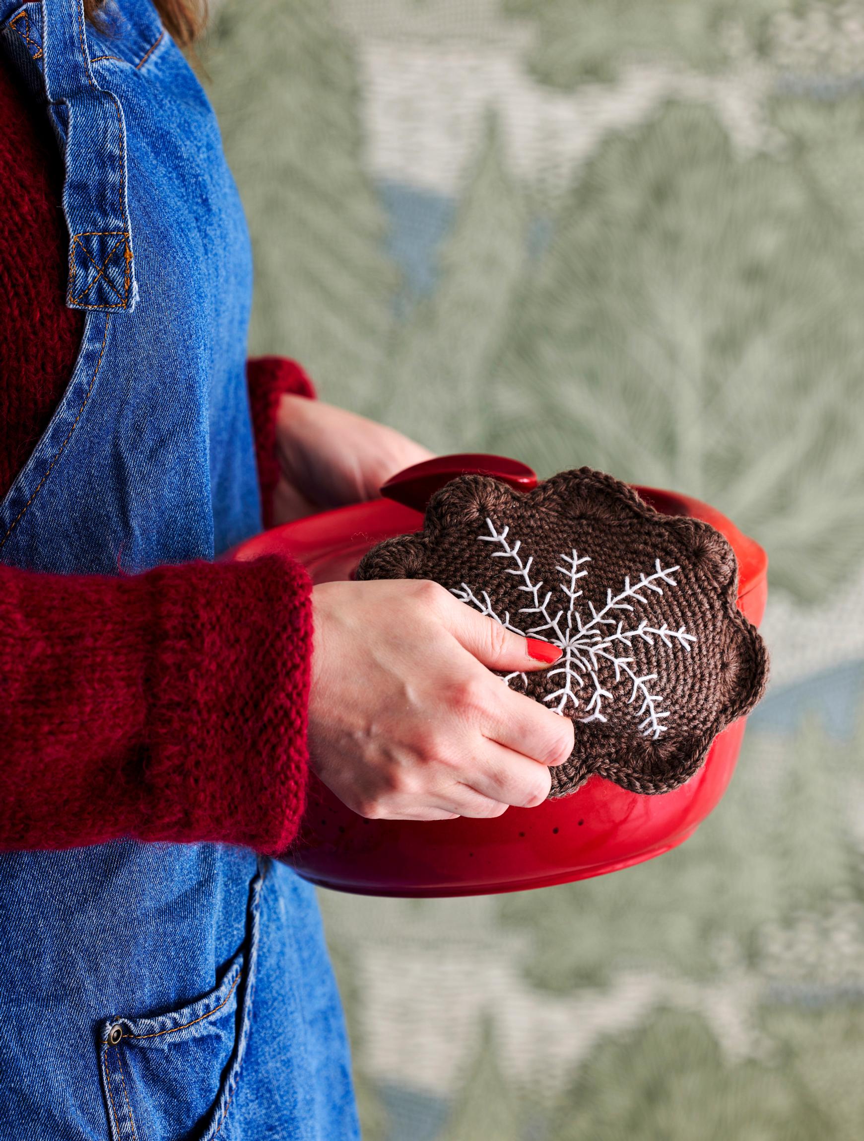 Virkatut piparipatalaput – jouluiset patalaput koristellaan kirjomalla