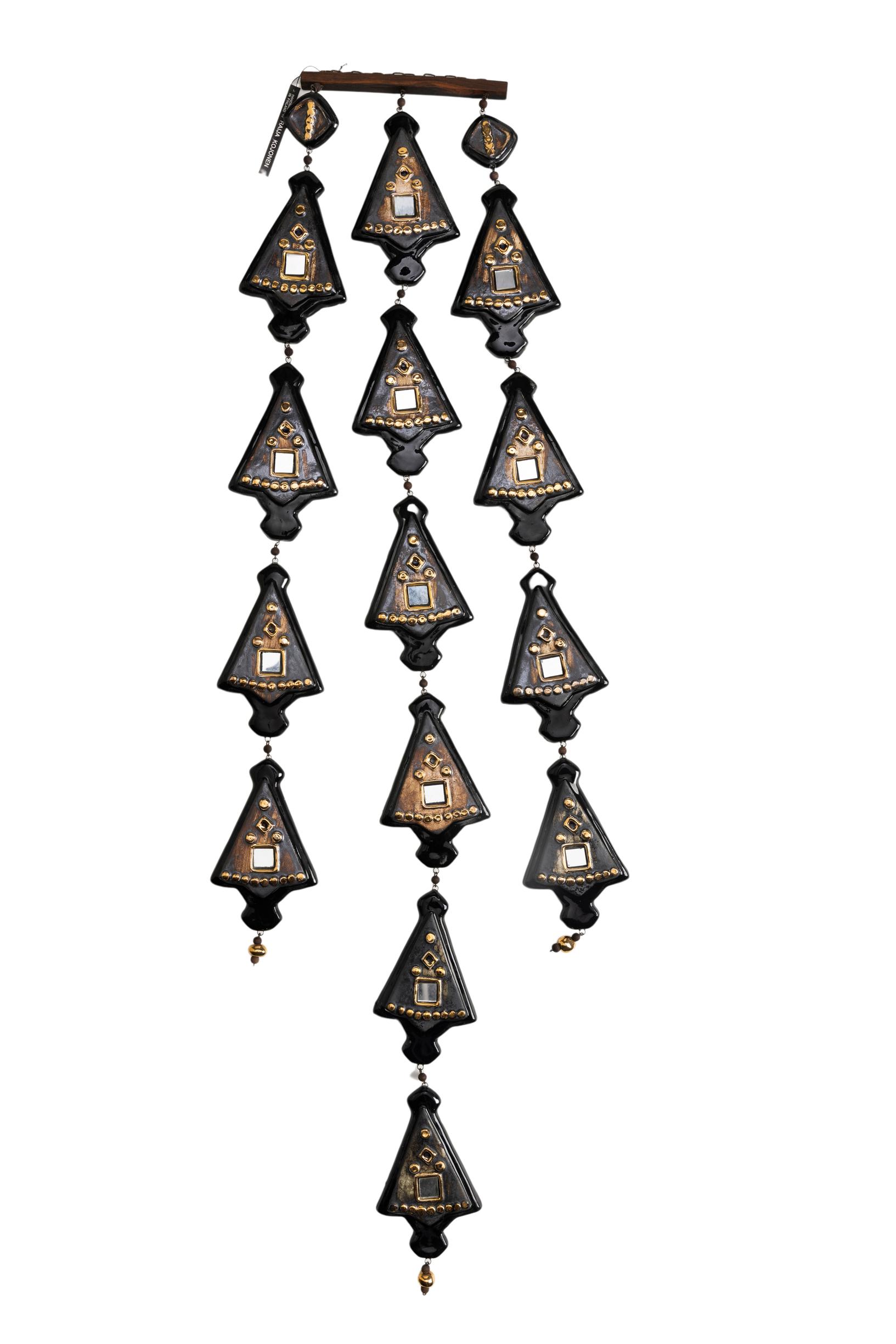 Raija Rauanheimon roikkuvat keramiikkamoduulit