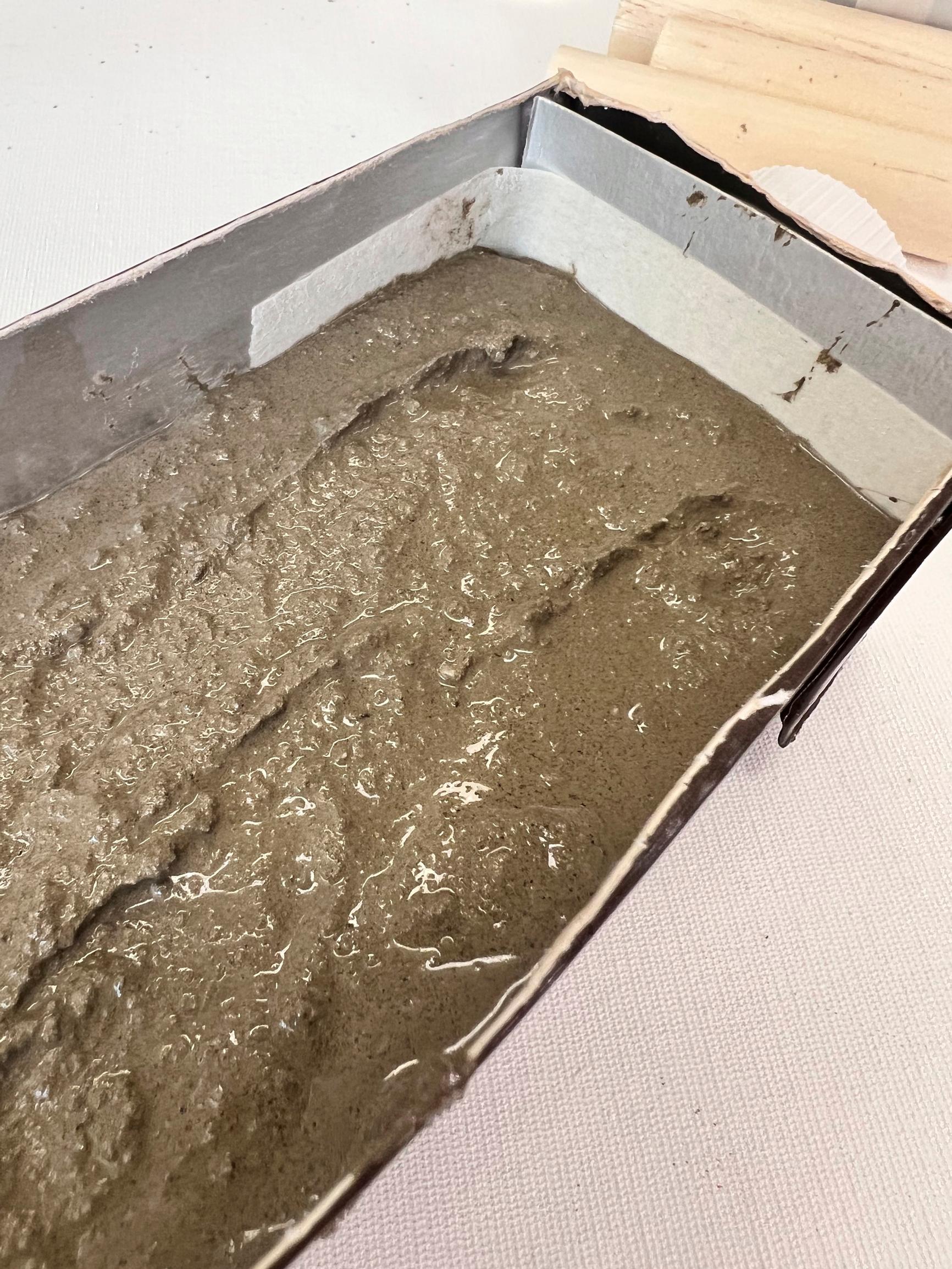 Muotin täyttäminen betonimassalla