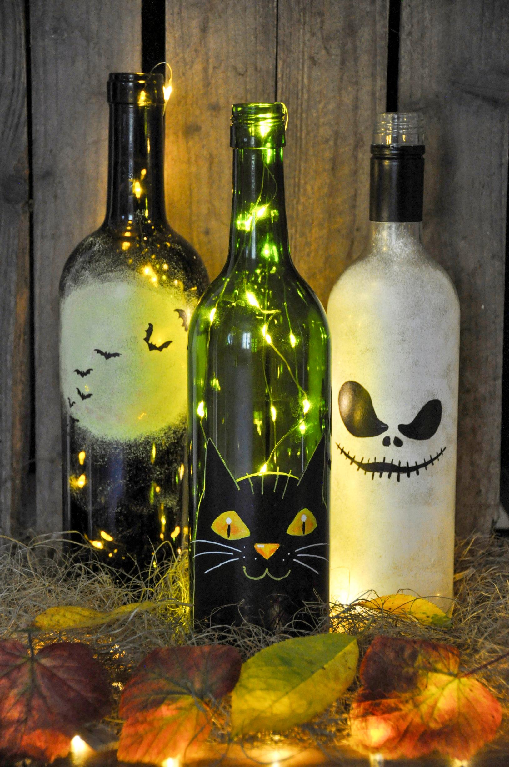 Valmiit valopullot halloweenina.
