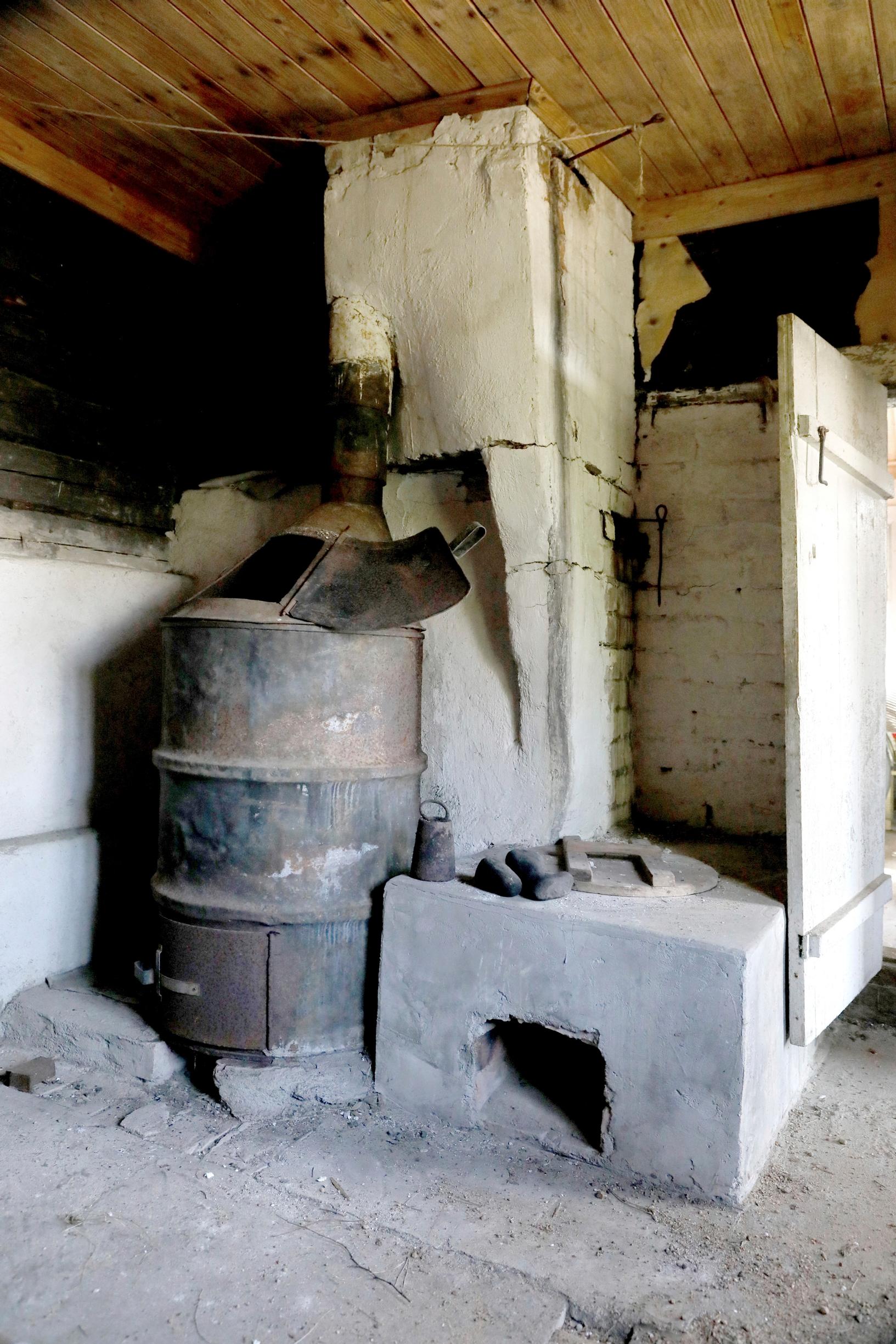 Kiuas ja vesipata ennen remonttia