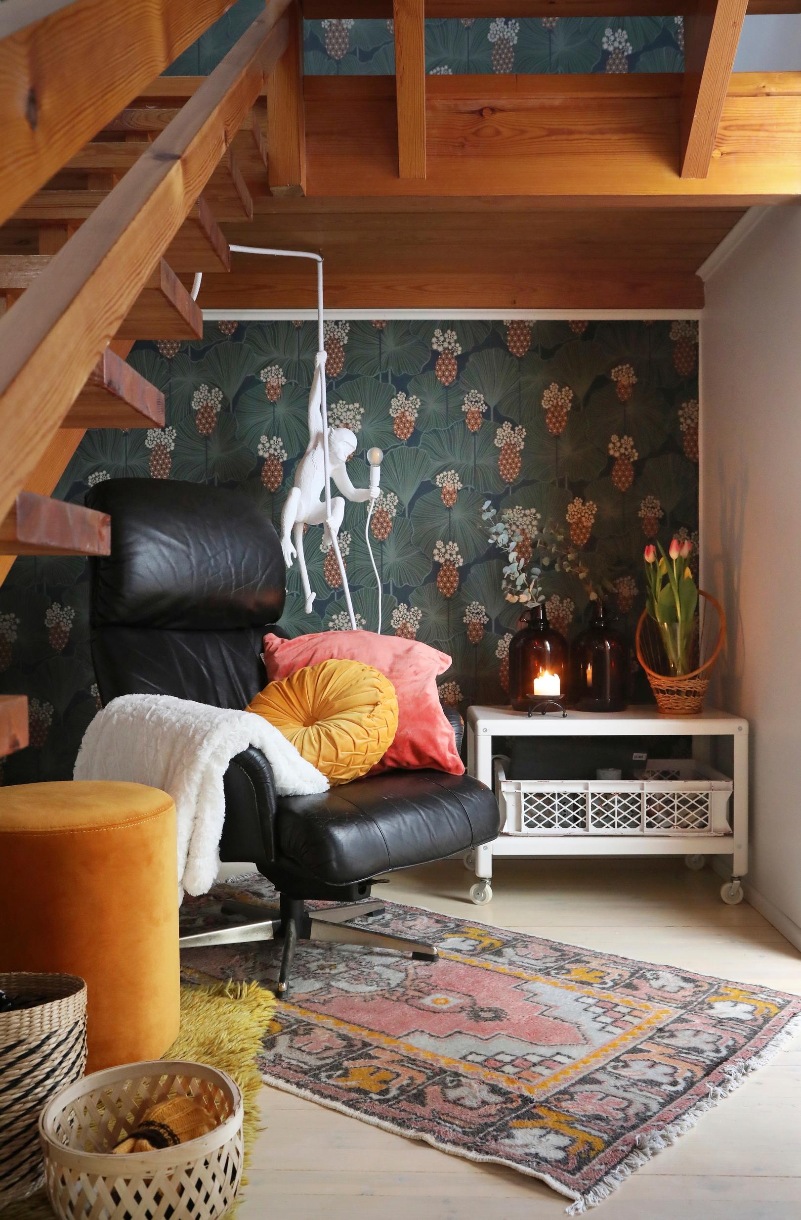 Lukunurkkaus rappusten alla