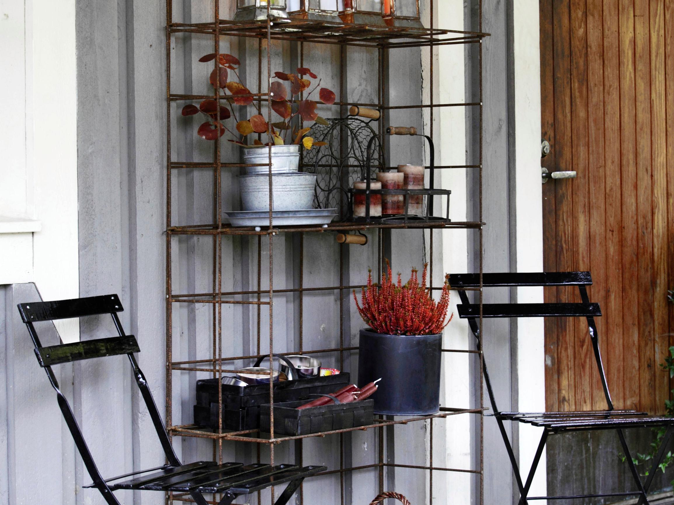 Monikäyttöinen verkkohyllykkö terassille – näin teet ulkokalusteen, joka patinoituu tyylillä 