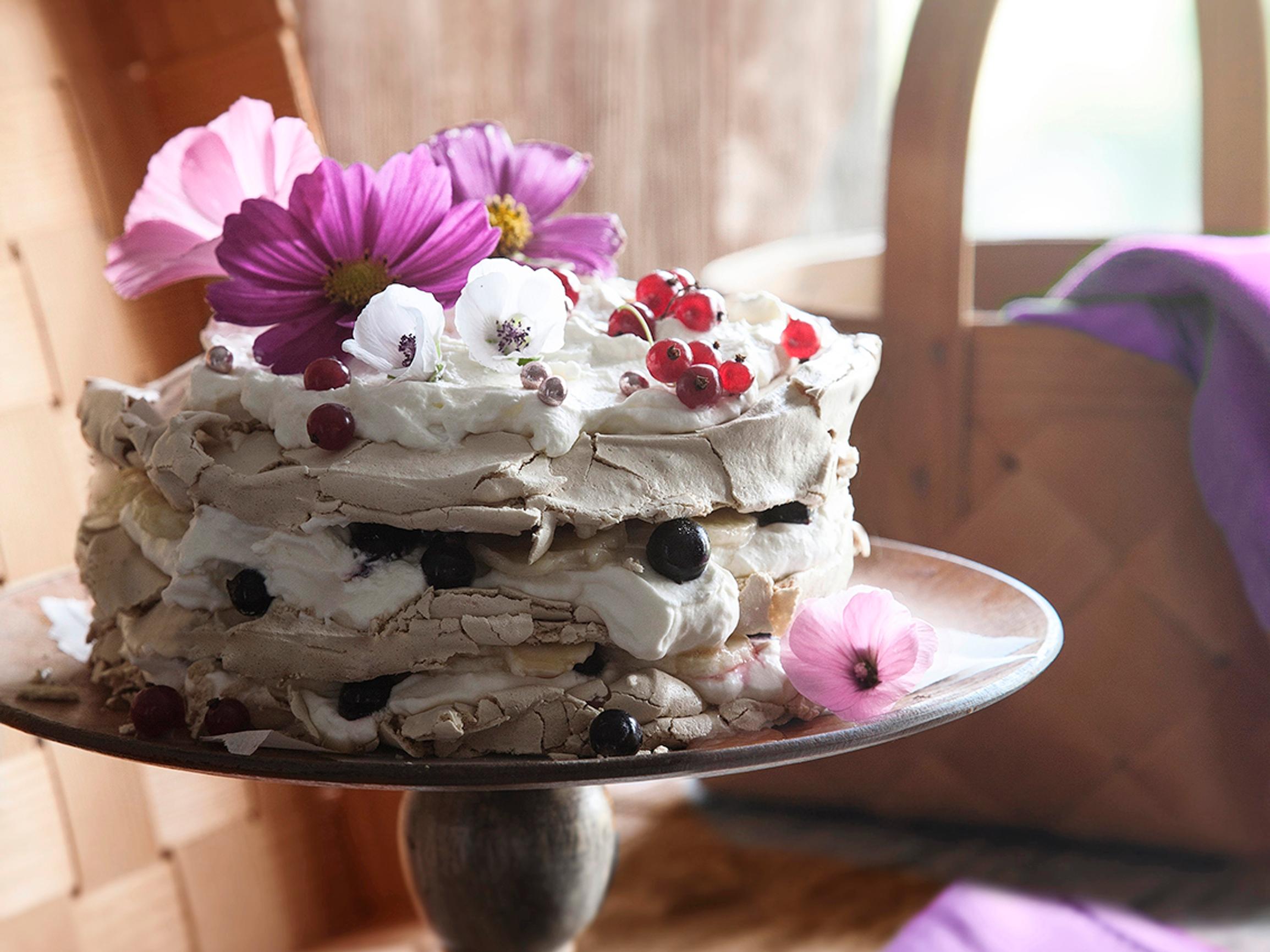 Sisältä pehmeä ja päältä rapea! Fariinimarenkikakku saa paahteisen kinuskin maun fariinisokerista