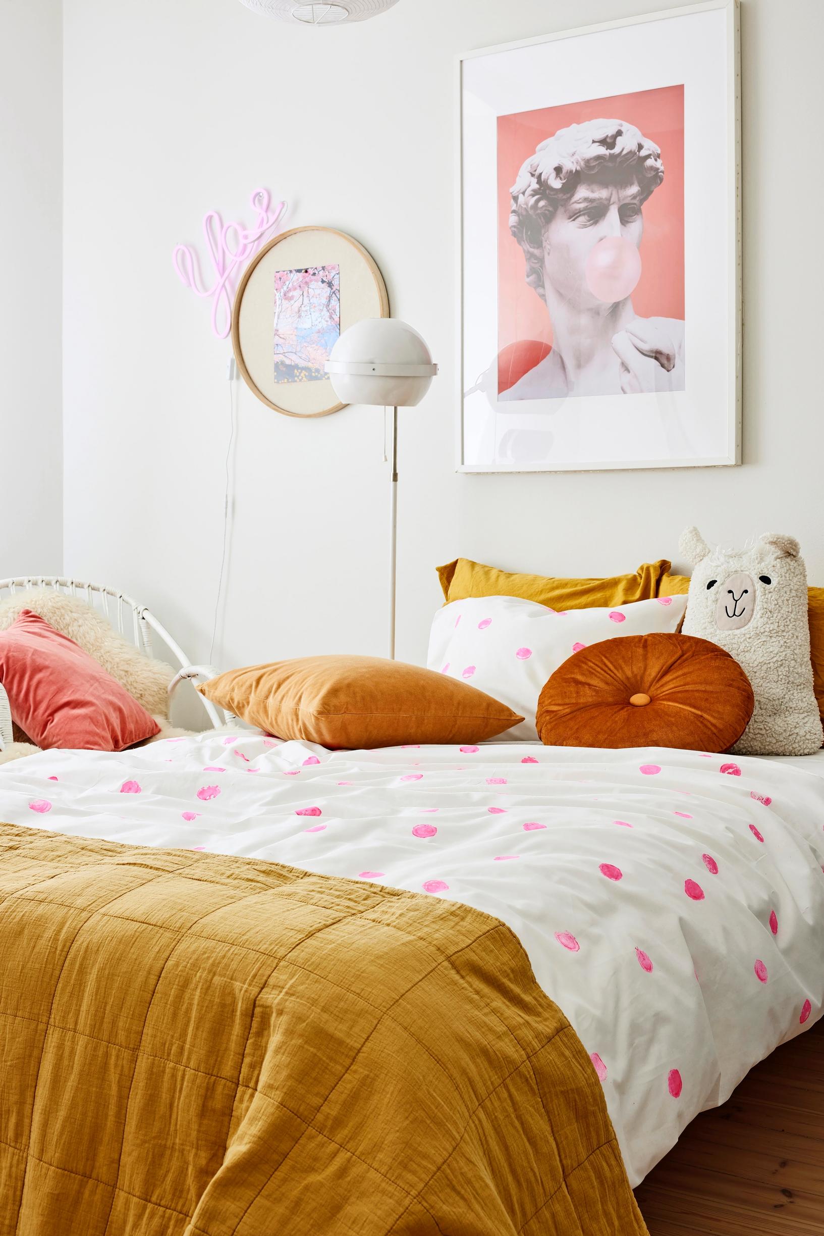 Pussilakanaan ja tyynyliinaan voi painaa neonpinkkejä palloja herkku- tai siitakesienen hatulla.