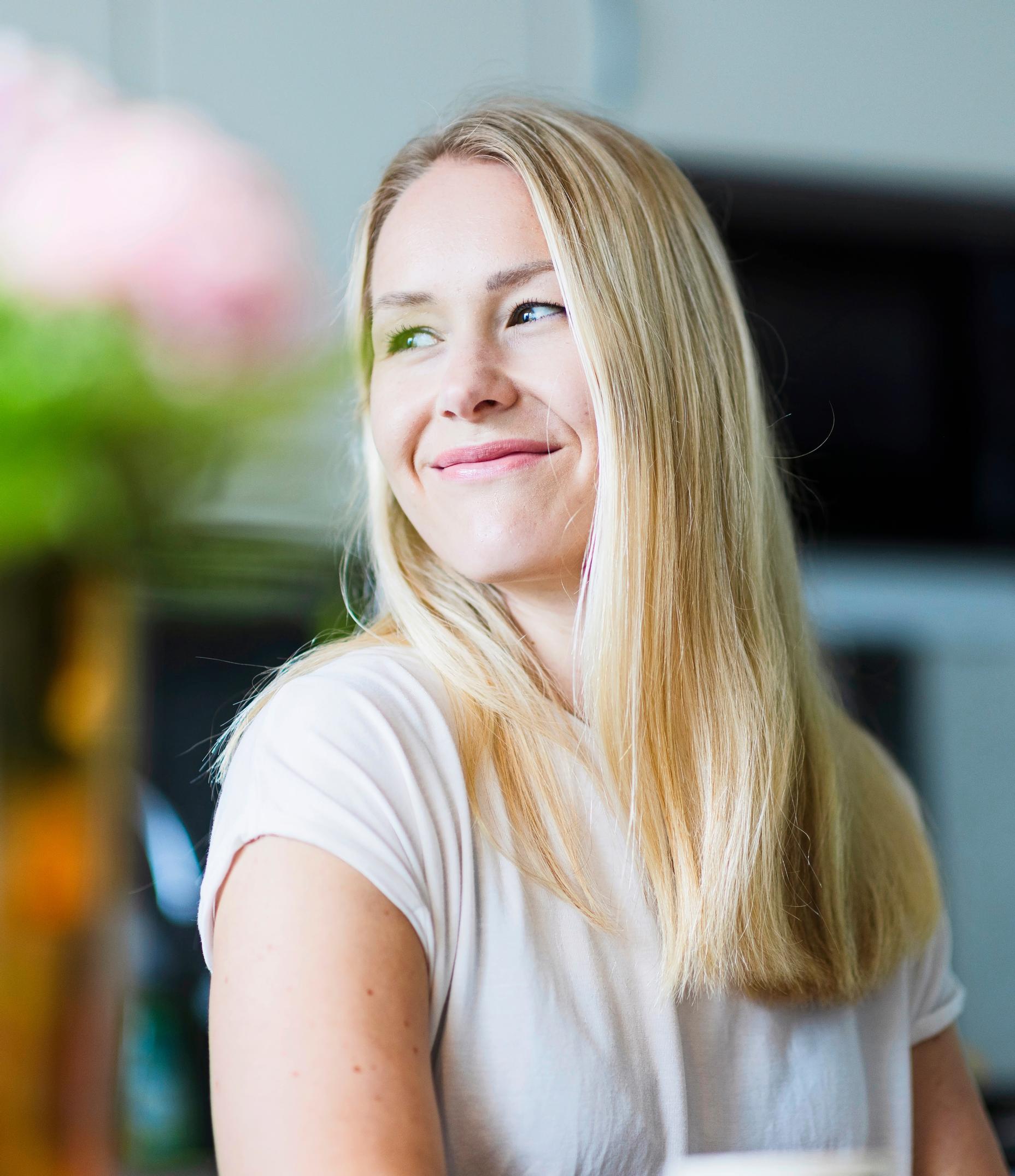 nainen valkoisessa t-paidassa